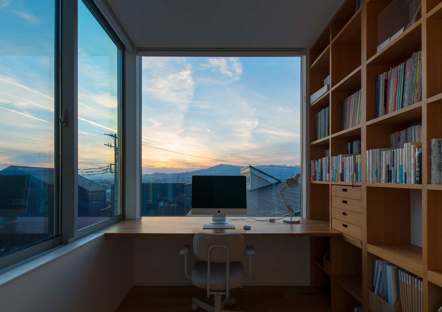 窓から夕陽が見える書斎・デザイン住宅 注文住宅・デザイン住宅建築実例_『CASE624 『7:3の家』』_書斎