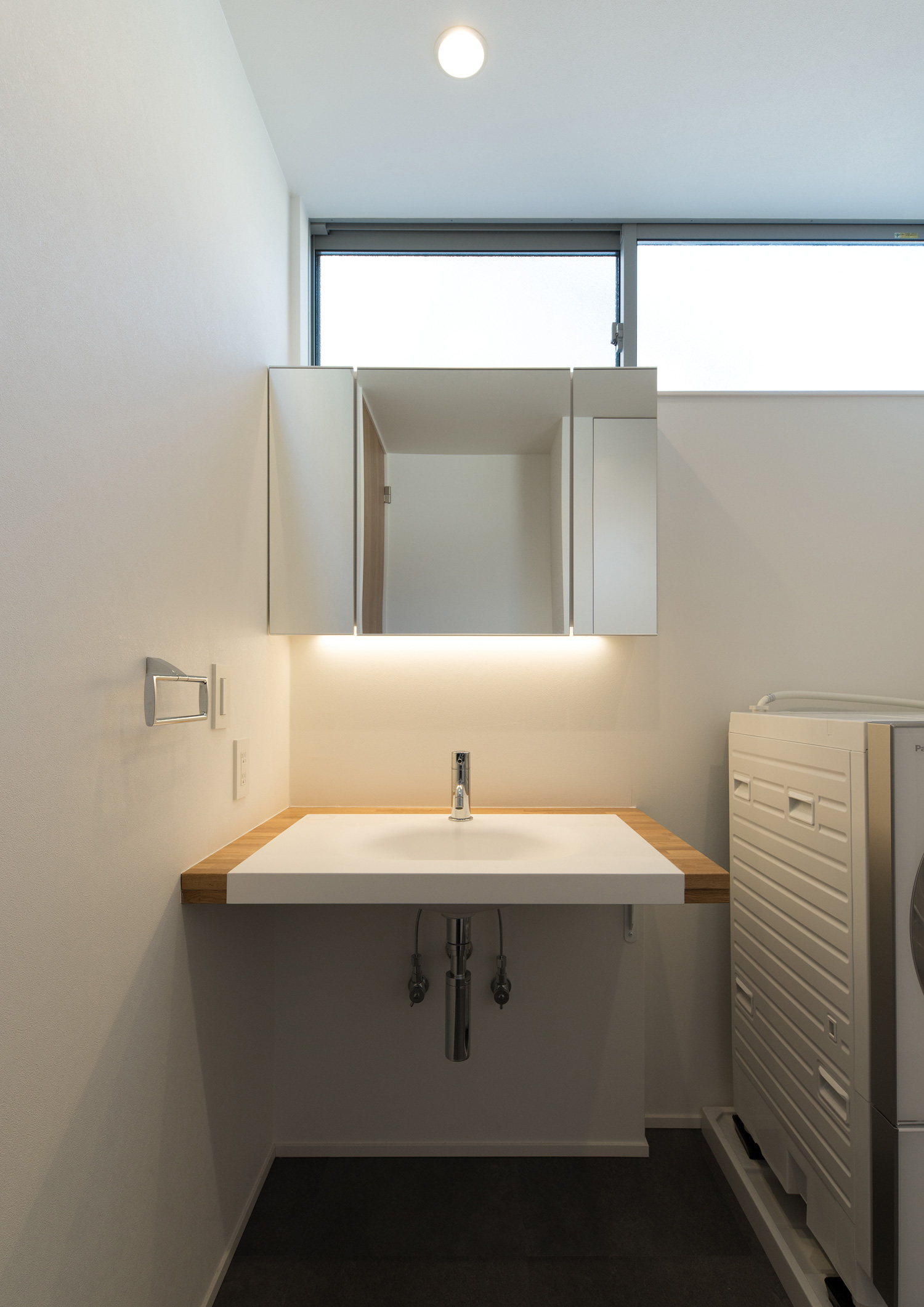 洗面台と同化するような洗面ボウルがある、ハイサイドライト付きの洗面所・デザイン住宅 注文住宅・デザイン住宅建築実例_『CASE624 『7:3の家』』_浴室・洗面所