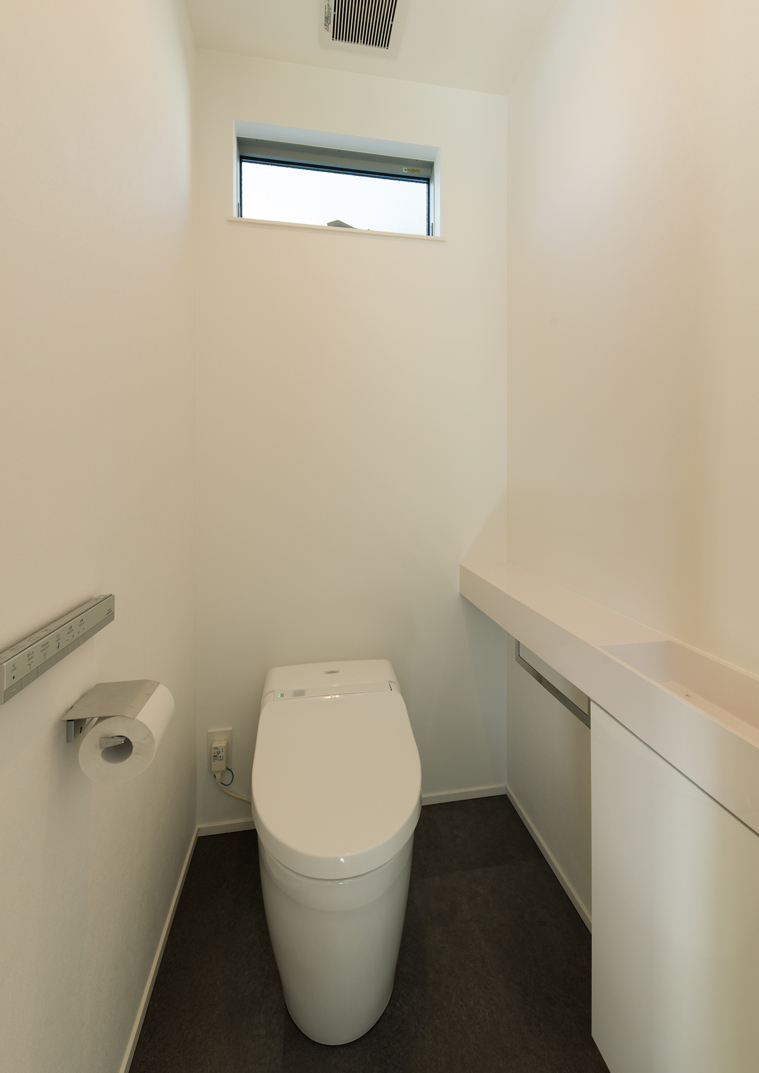 天井近くに小さな窓がある薄型手洗い付きのトイレ・デザイン住宅 注文住宅・デザイン住宅建築実例_『CASE624 『7:3の家』』_トイレ