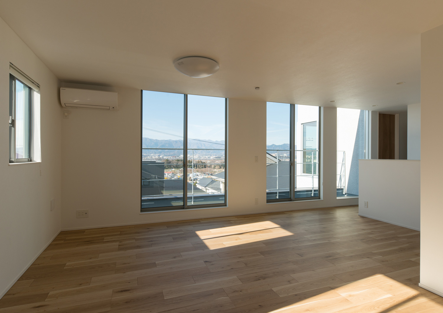 バルコニーに面した開口部が多くある二階のフロア・デザイン住宅 注文住宅・デザイン住宅建築実例_『CASE624 『7:3の家』』_フリースペース