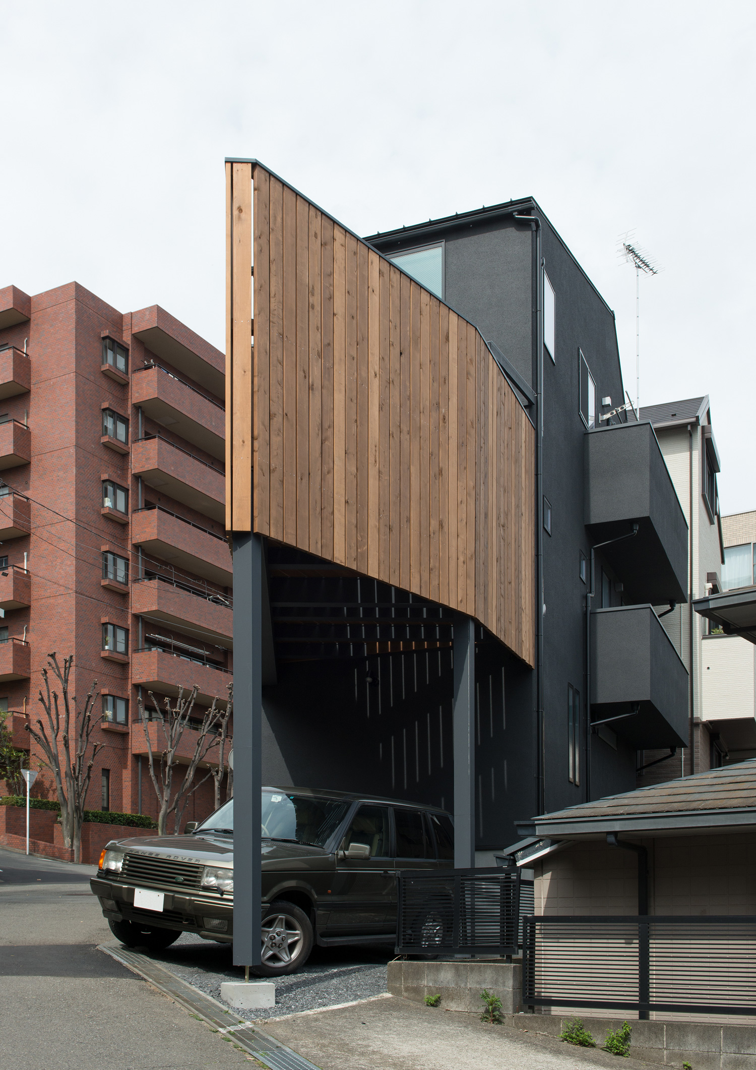 木のバルコニーが飛び出したような外観の住宅・デザイン住宅 注文住宅・デザイン住宅建築実例_『CASE626 Triangle』_外観