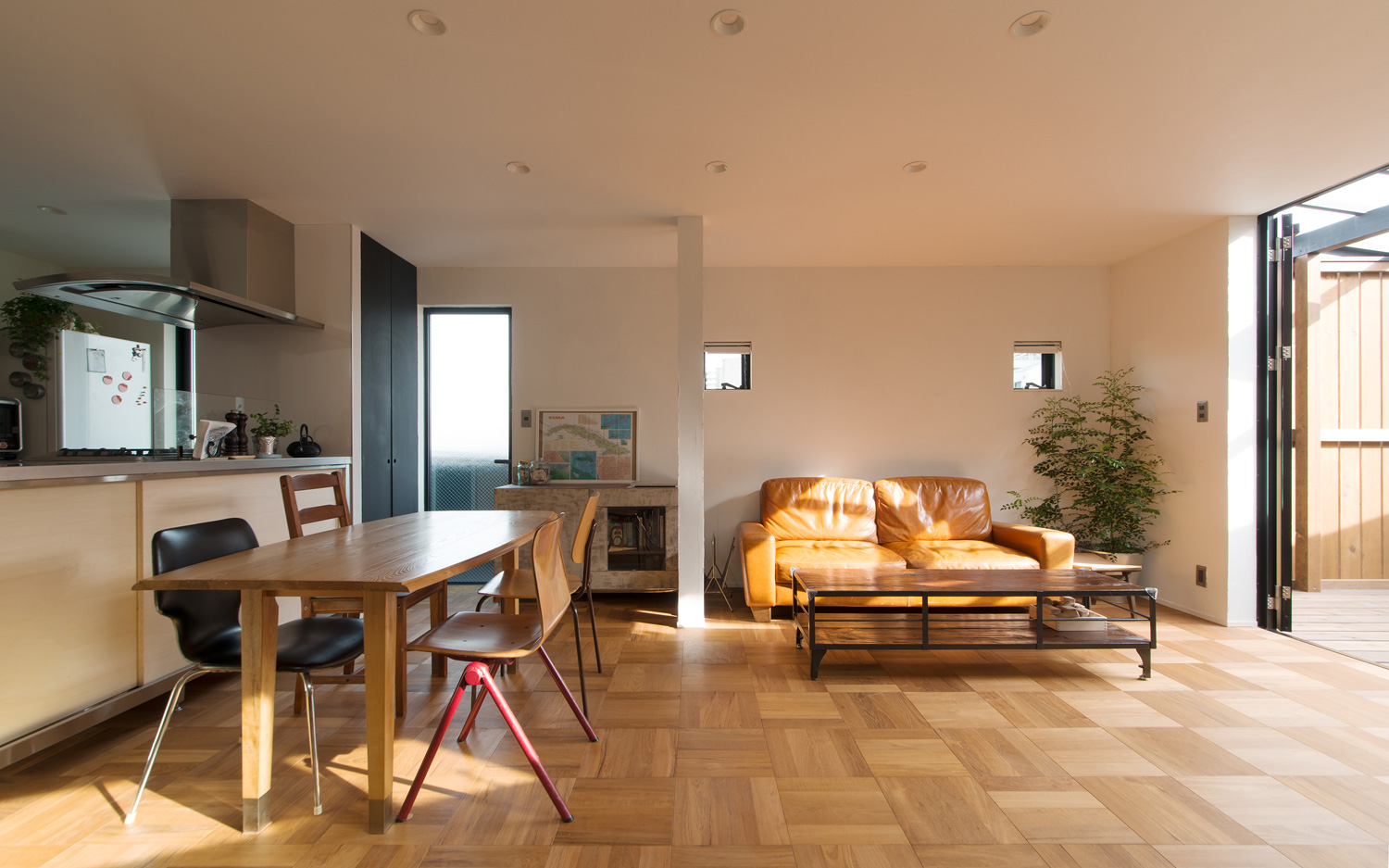 木製のインテリアを中心としたフローリングのLDK・デザイン住宅 注文住宅・デザイン住宅建築実例_『CASE626 Triangle』_LDK