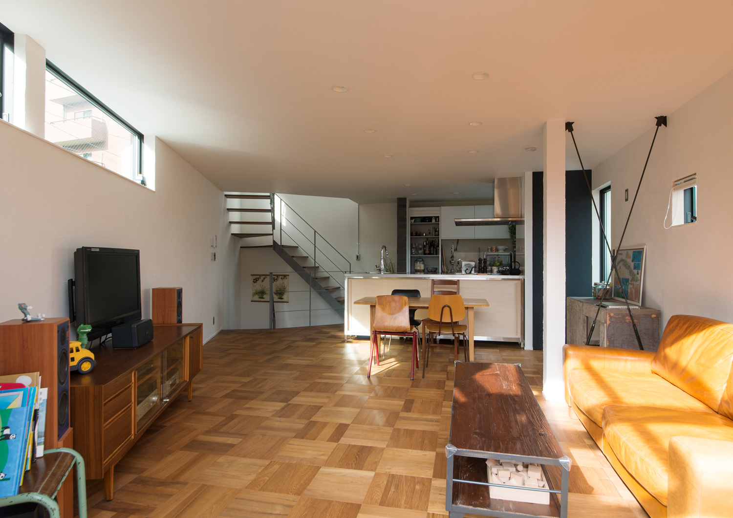 ハイサイドライトから光が入るフローリングのLDK・デザイン住宅 注文住宅・デザイン住宅建築実例_『CASE626 Triangle』_LDK