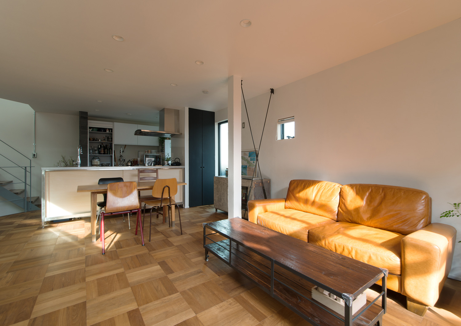 黄色いソファーや木製のサイドテーブルが置かれたフローリングのLDK・デザイン住宅 注文住宅・デザイン住宅建築実例_『CASE626 Triangle』_LDK