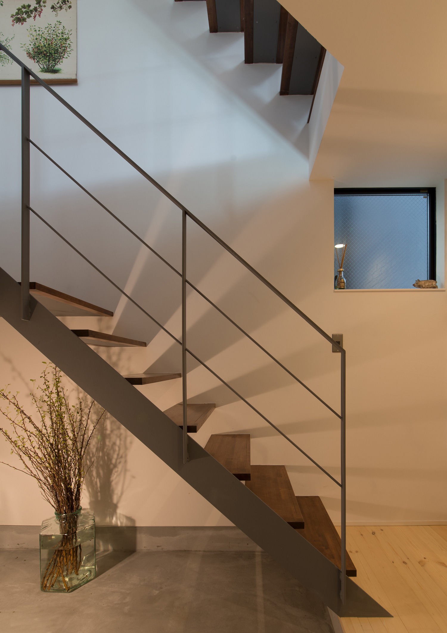 スケルトン階段下から光が漏れる様子・デザイン住宅 注文住宅・デザイン住宅建築実例_『CASE626 Triangle』_階段