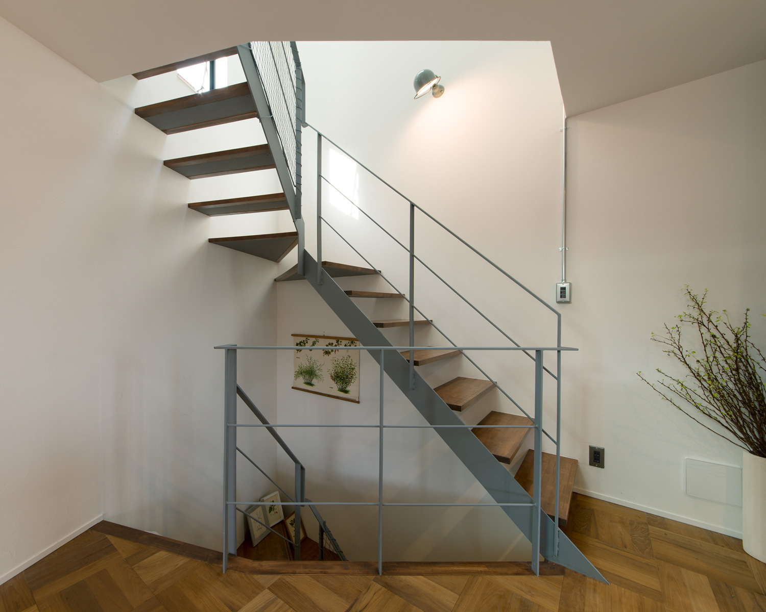 グレーの金属製の手すりが付いた木製のスケルトン階段・デザイン住宅 注文住宅・デザイン住宅建築実例_『CASE626 Triangle』_階段
