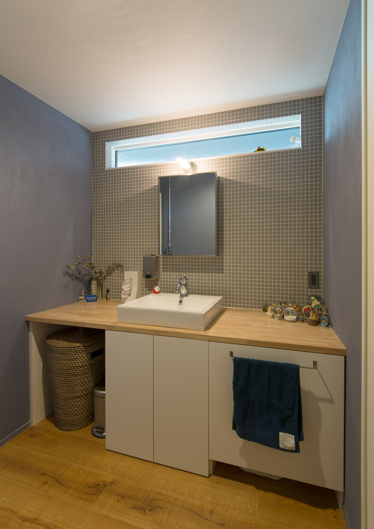 ハイサイドライトが取り付けられたタイルのアクセントウォールがある洗面所・デザイン住宅 注文住宅・デザイン住宅建築実例_『CASE626 Triangle』_浴室・洗面所