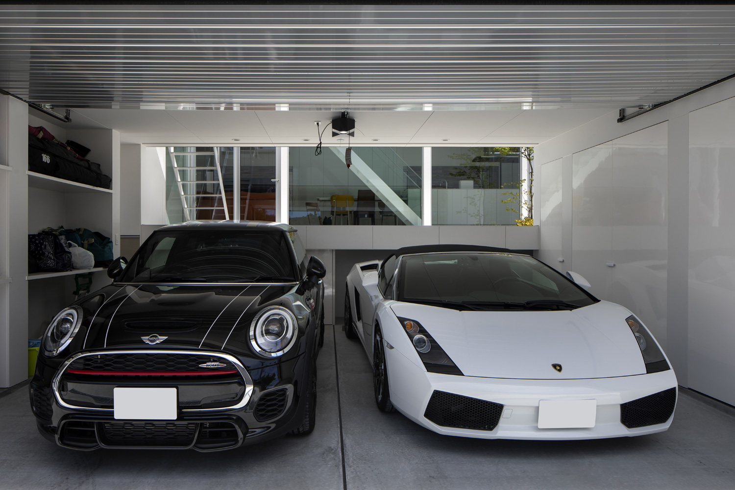白い車と黒い車が並んだガレージ・デザイン住宅 注文住宅・デザイン住宅建築実例_『CASE627 HOUSE . GARAGE HOUSE』_ガレージ