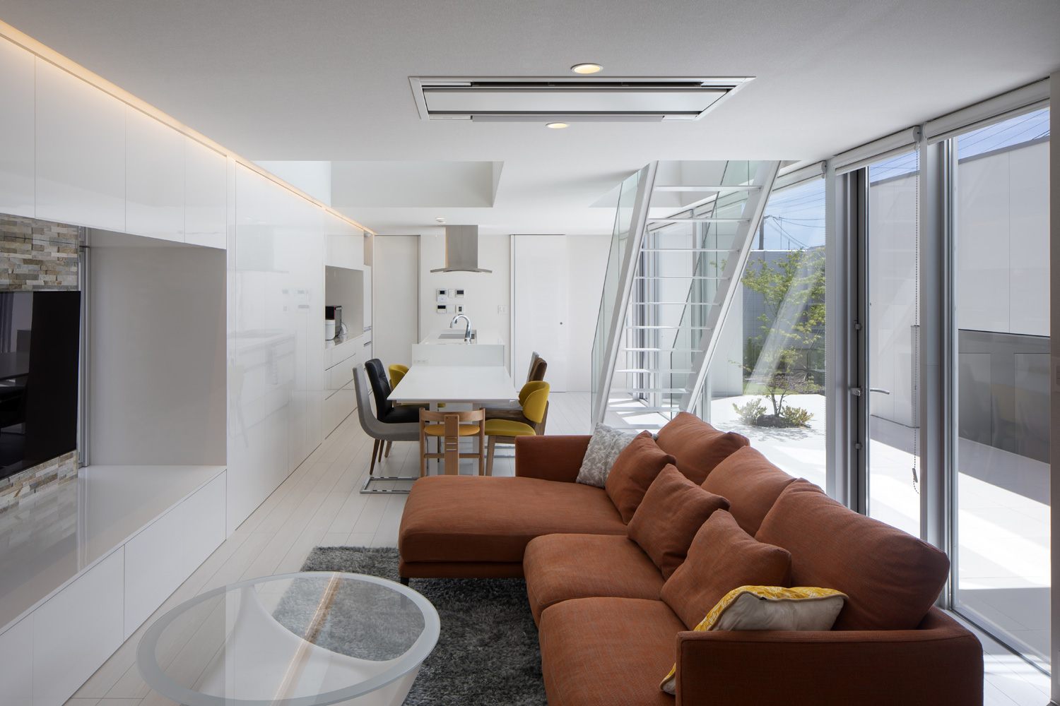 ブラウンのL字ソファーを置いた、中庭に面する大開口窓のあるLDK・デザイン住宅 注文住宅・デザイン住宅建築実例_『CASE627 HOUSE . GARAGE HOUSE』_LDK