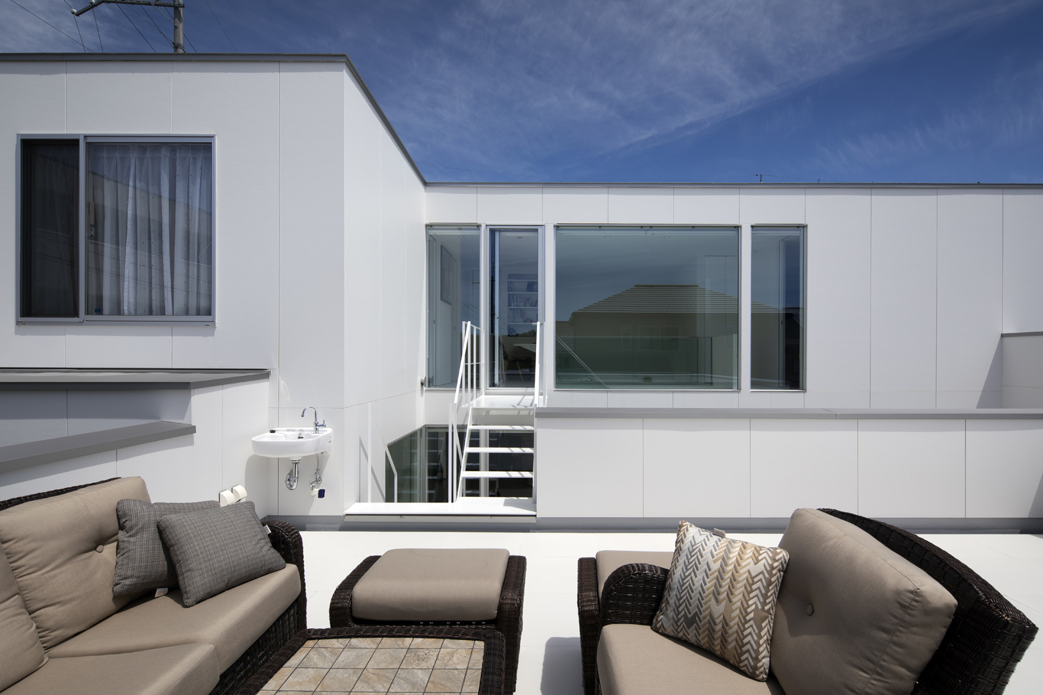 ベージュのソファーやテーブルを置いたルーフバルコニー・デザイン住宅 注文住宅・デザイン住宅建築実例_『CASE627 HOUSE . GARAGE HOUSE』_テラス・バルコニー