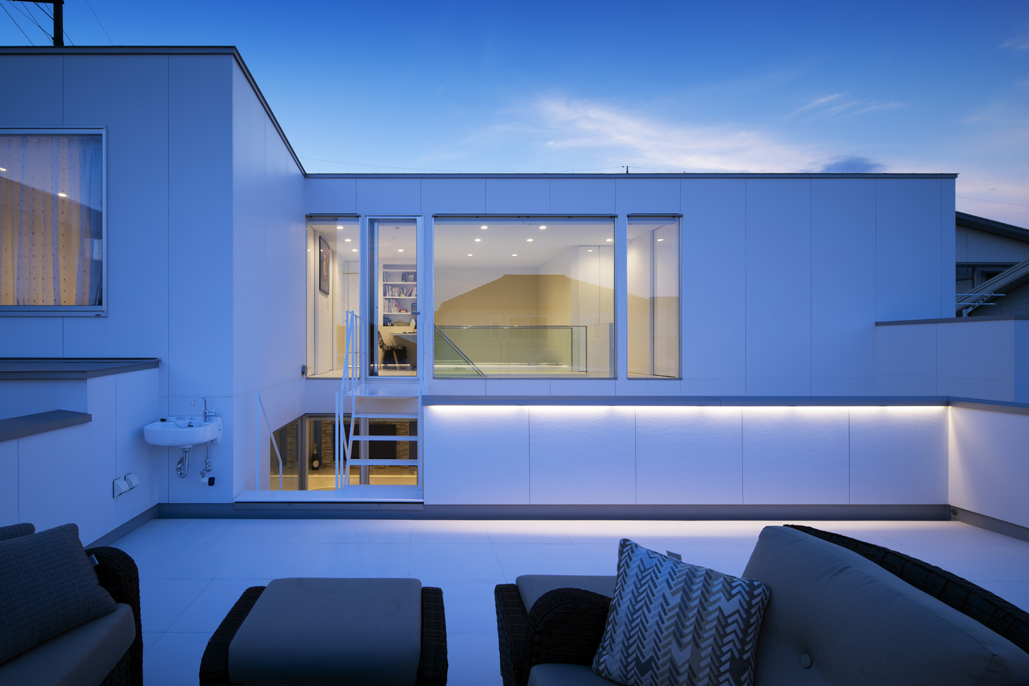 壁際に間接照明を取り付けたソファーのあるルーフバルコニー・デザイン住宅 注文住宅・デザイン住宅建築実例_『CASE627 HOUSE . GARAGE HOUSE』_テラス・バルコニー