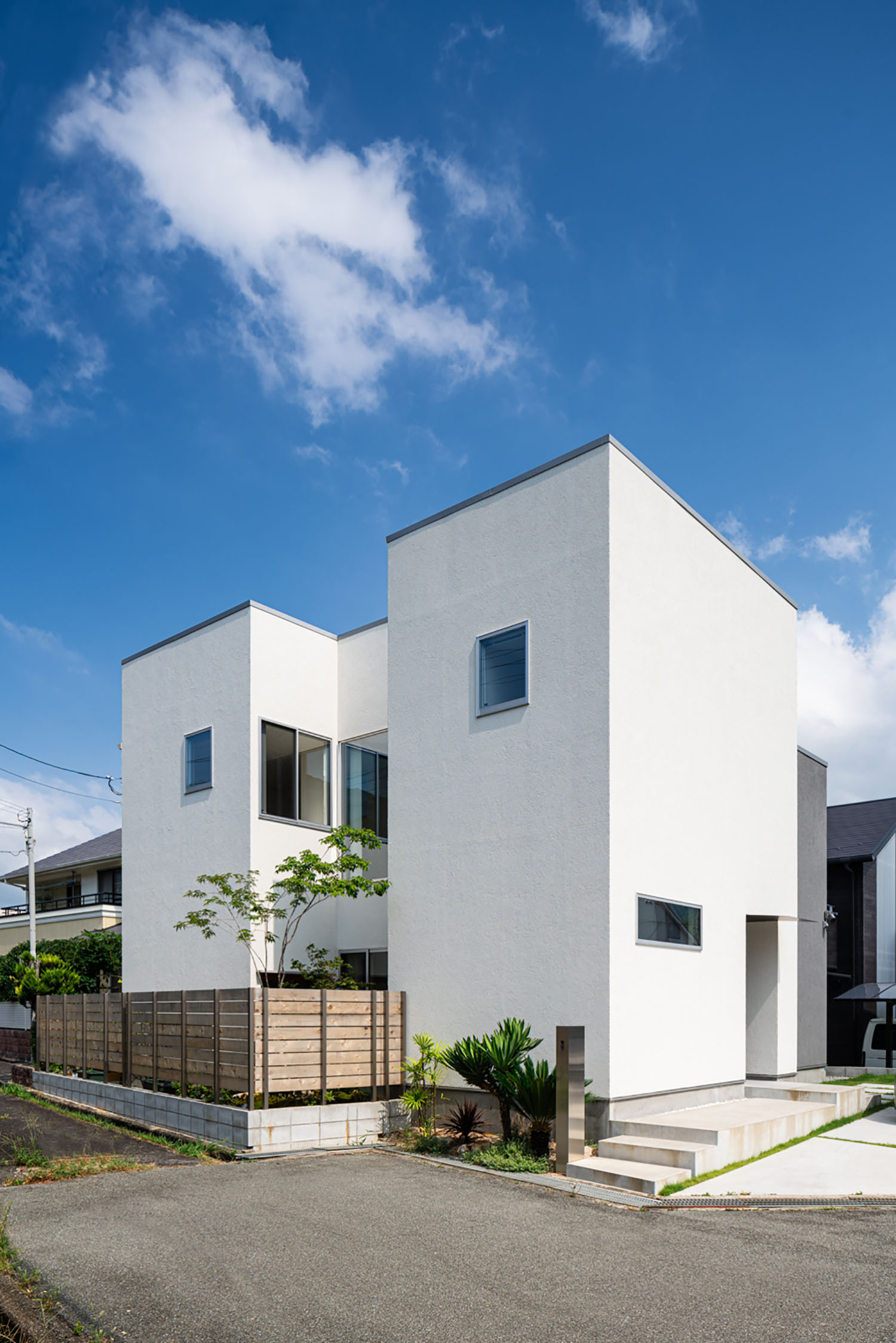 白いキューブ状の外観で、中庭がある住宅・ホビールームのある家 注文住宅・デザイン住宅建築実例_『CASE684 ホビールームのある家』_外観