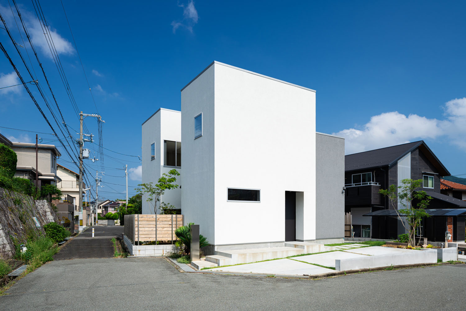 住宅街に建つ白いキューブ状の外観の住宅・ホビールームのある家 注文住宅・デザイン住宅建築実例_『CASE684 ホビールームのある家』_外観