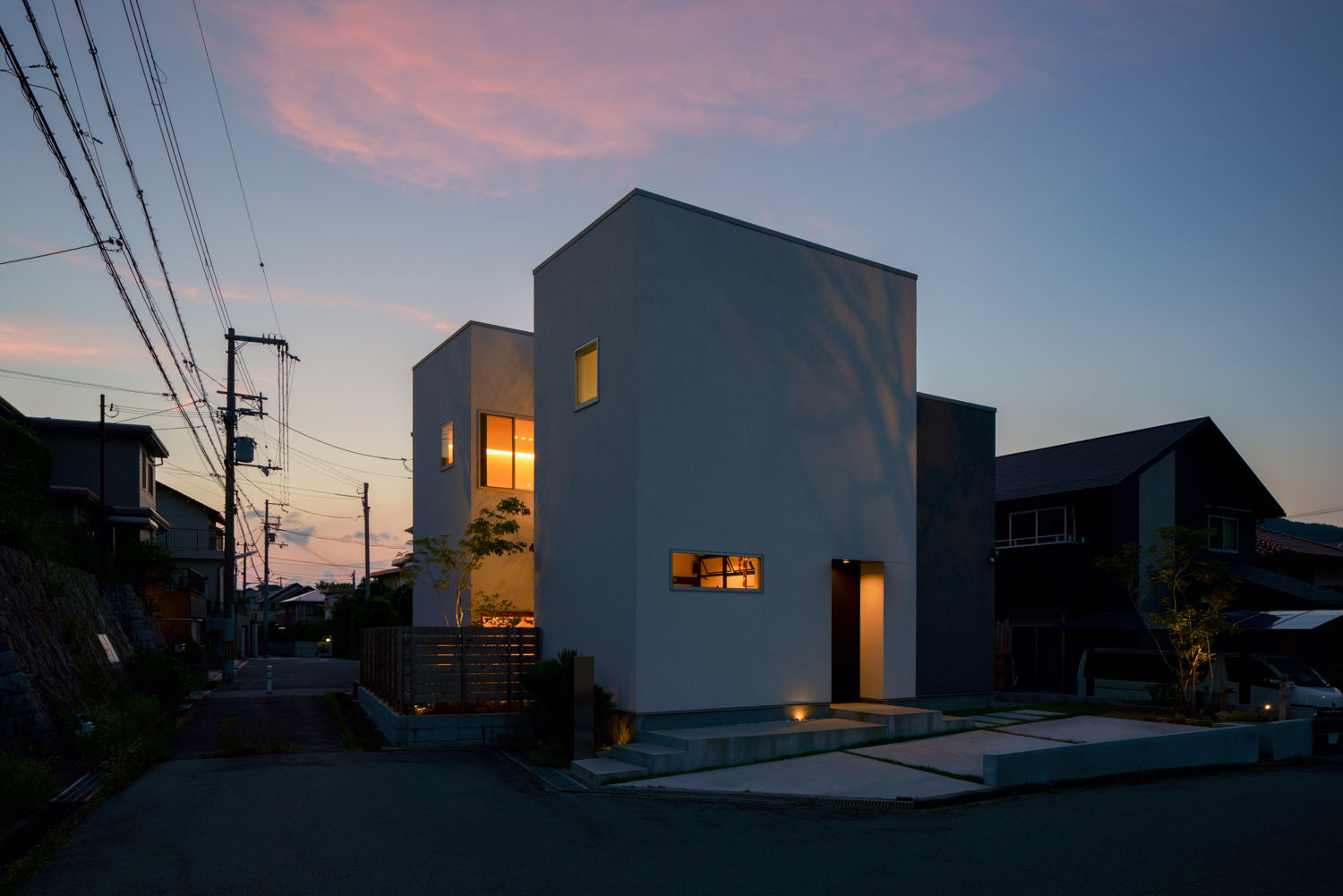 窓から室内の光が漏れるキューブ状の外観の住宅・ホビールームのある家 注文住宅・デザイン住宅建築実例_『CASE684 ホビールームのある家』_外観