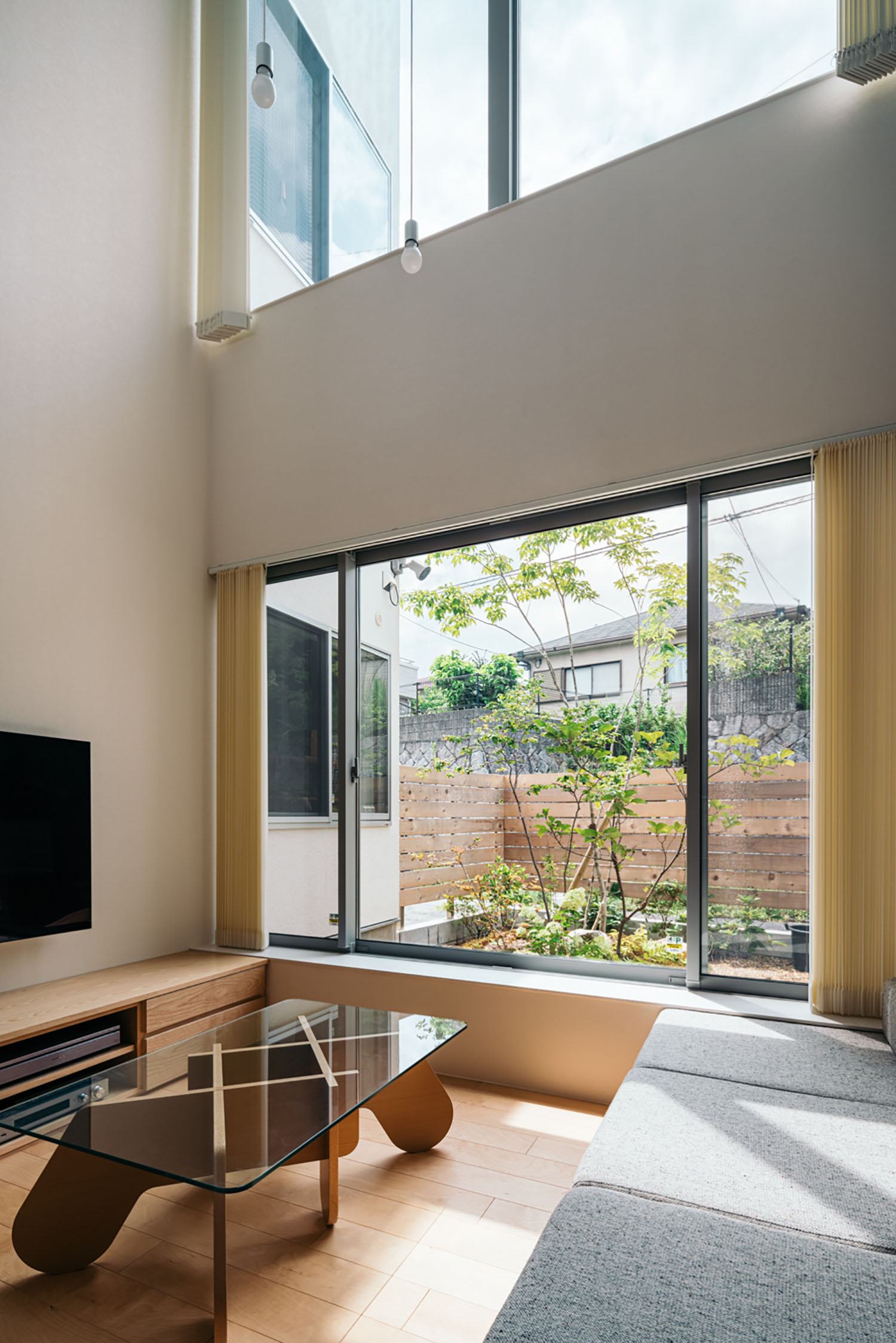 中庭に面した吹き抜けがあるLDK・ホビールームのある家 注文住宅・デザイン住宅建築実例_『CASE684 ホビールームのある家』_LDK