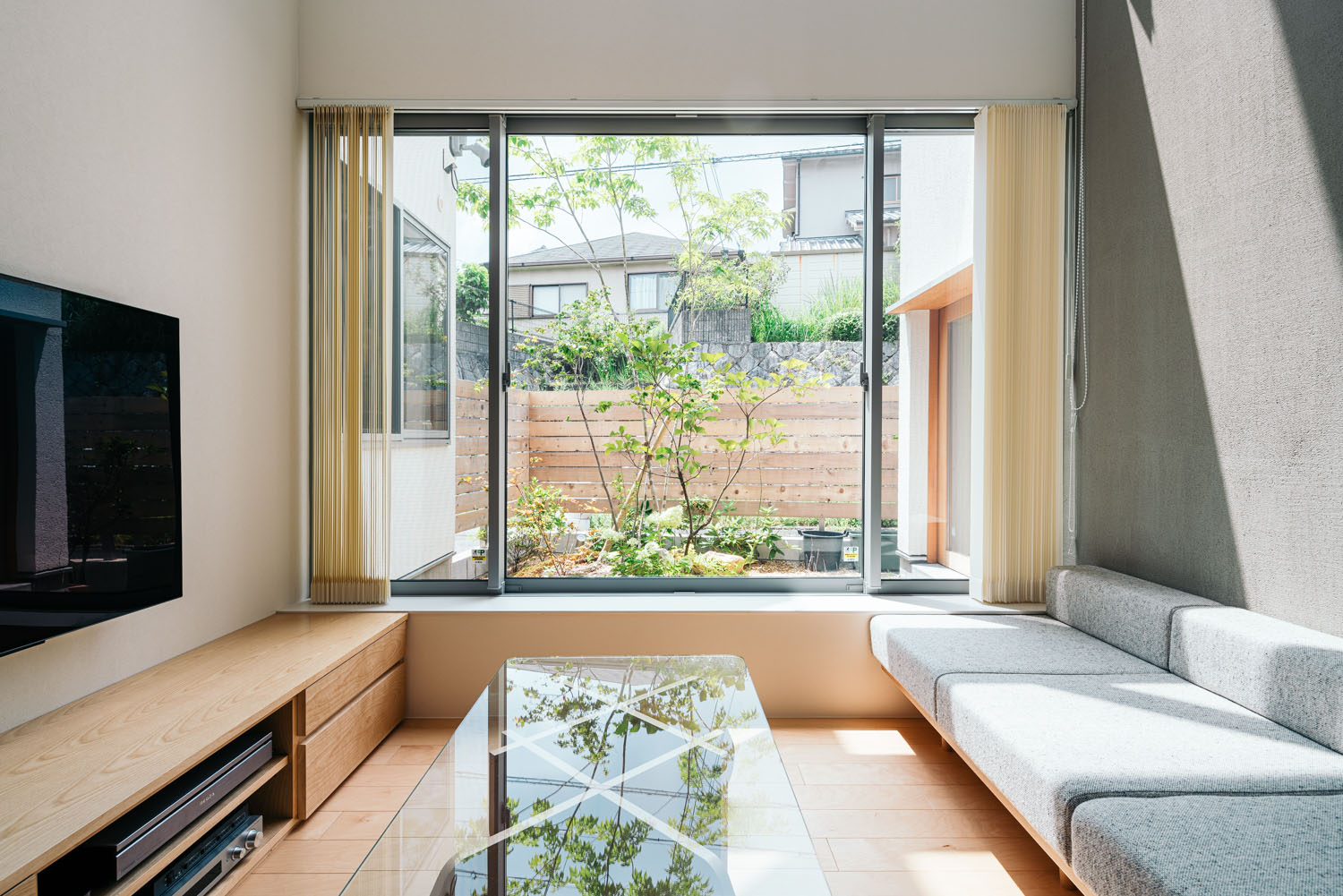 大きな窓から中庭の植栽が見えるLDK・ホビールームのある家 注文住宅・デザイン住宅建築実例_『CASE684 ホビールームのある家』_LDK