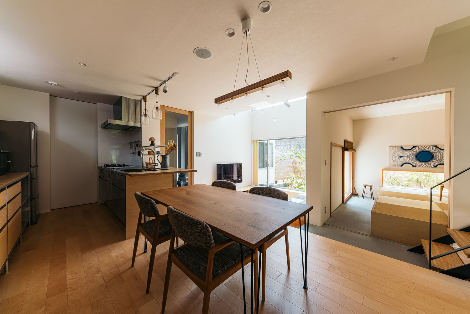 木材のインテリアを中心とした和室のあるLDK・ホビールームのある家 注文住宅・デザイン住宅建築実例_『CASE684 ホビールームのある家』_LDK