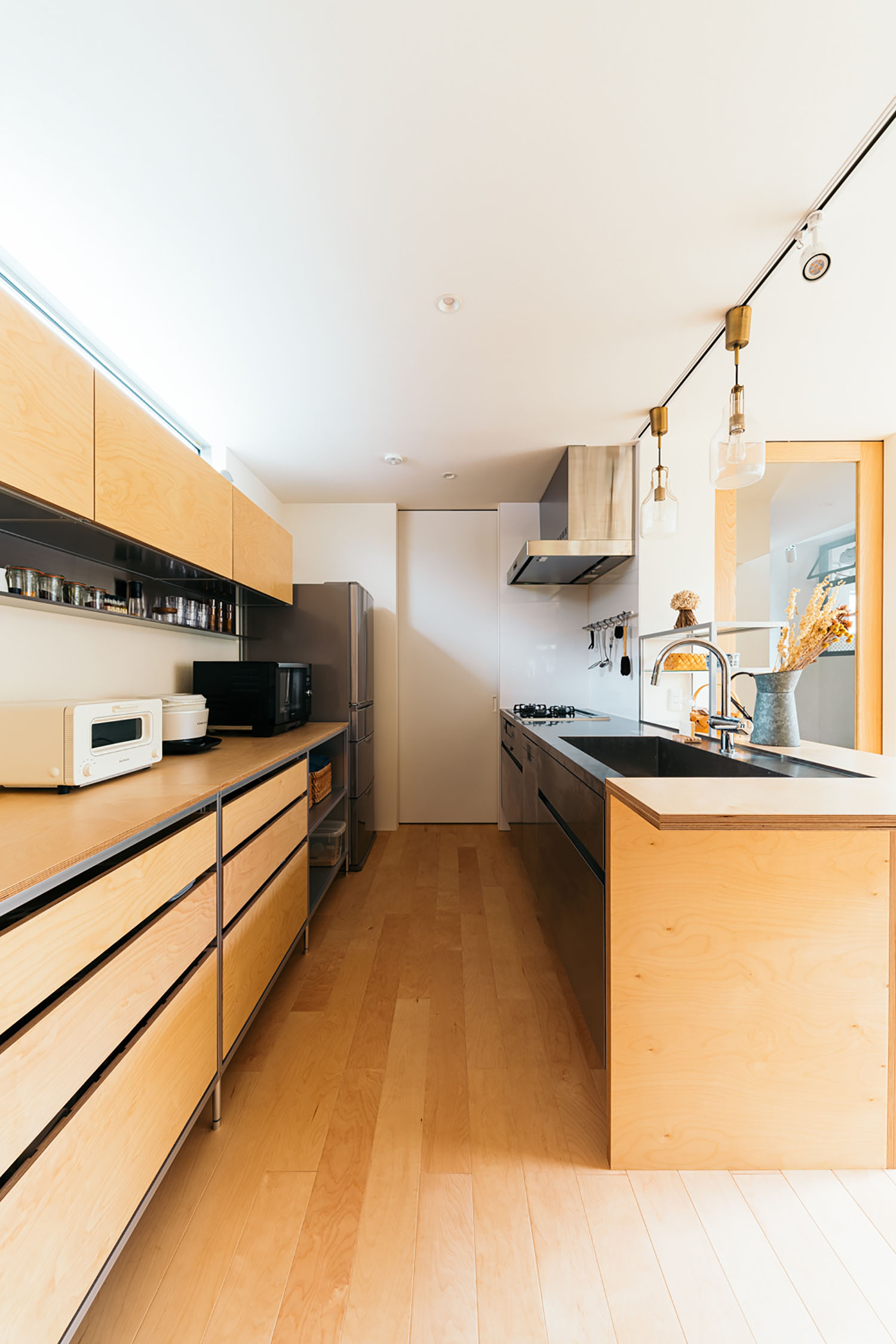 カップボードが木材で作られているキッチン・ホビールームのある家 注文住宅・デザイン住宅建築実例_『CASE684 ホビールームのある家』_キッチン