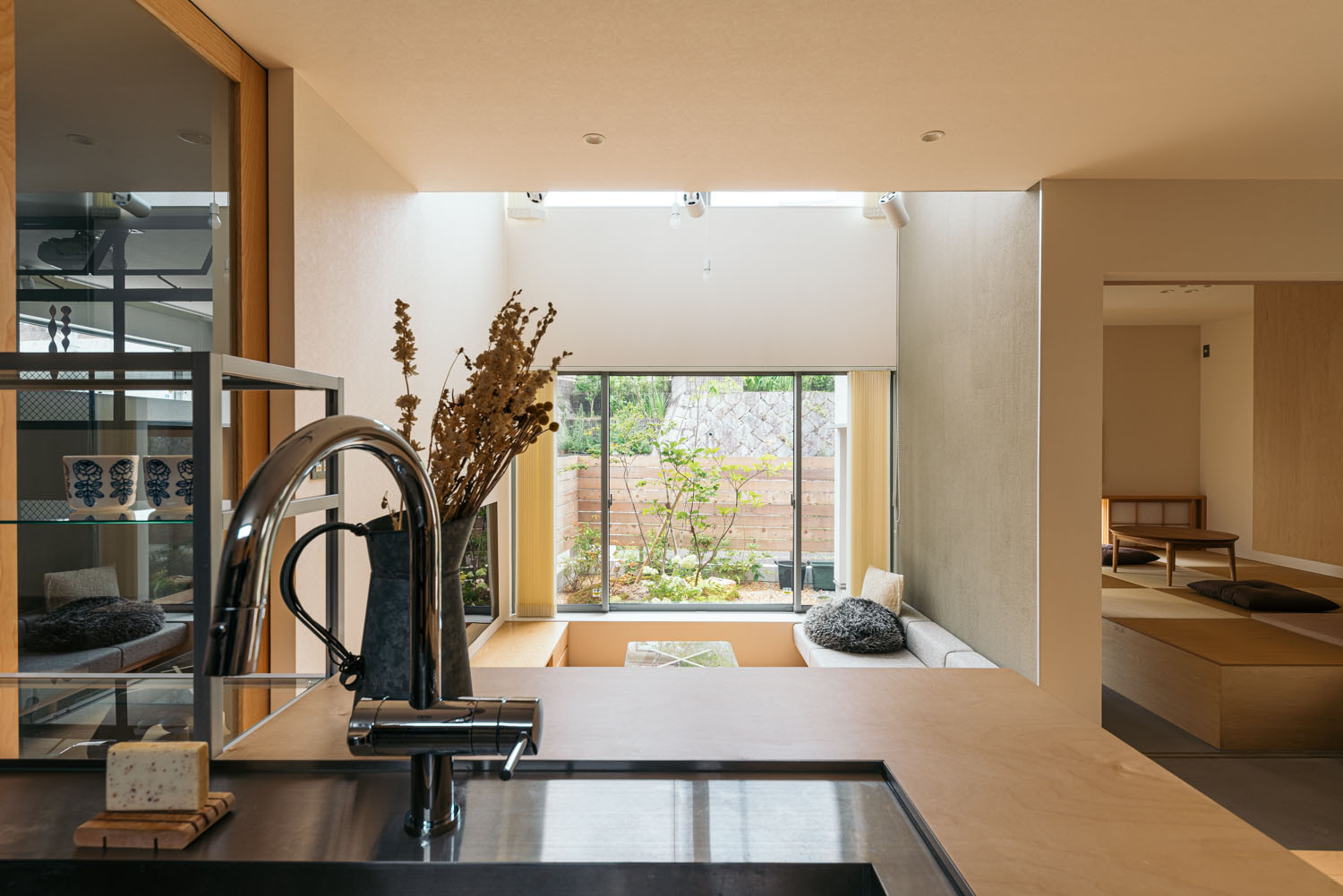 リビング越しに中庭の様子が見えるキッチン・ホビールームのある家 注文住宅・デザイン住宅建築実例_『CASE684 ホビールームのある家』_キッチン