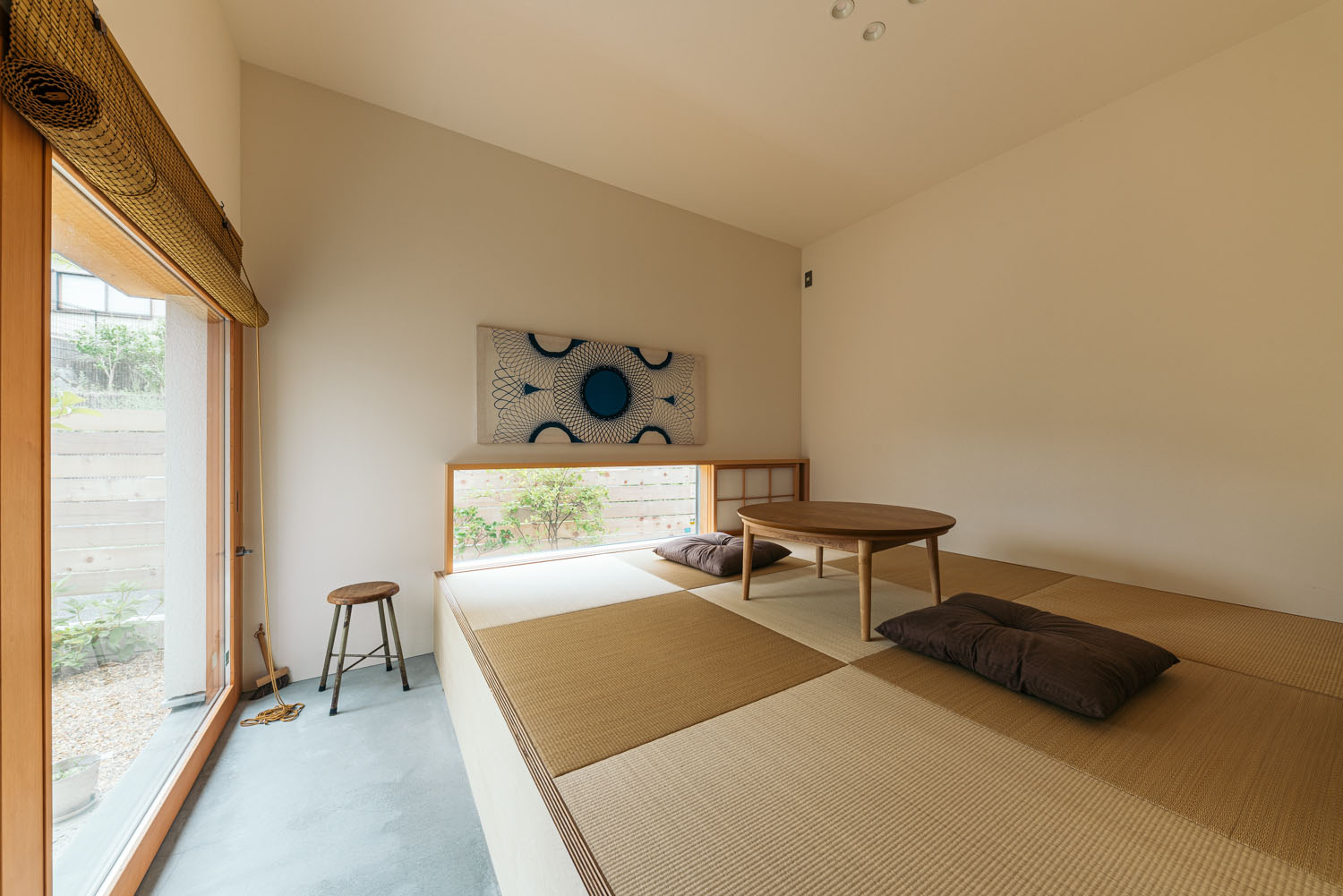 高さのある琉球畳を敷いた和室から中庭が見える様子・ホビールームのある家 注文住宅・デザイン住宅建築実例_『CASE684 ホビールームのある家』_和室