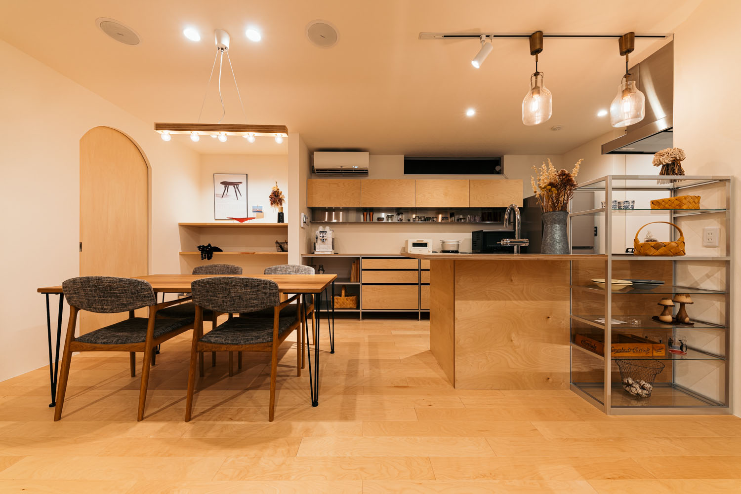 インテリアやキッチンが木材で統一されたLDK・ホビールームのある家 注文住宅・デザイン住宅建築実例_『CASE684 ホビールームのある家』_キッチン