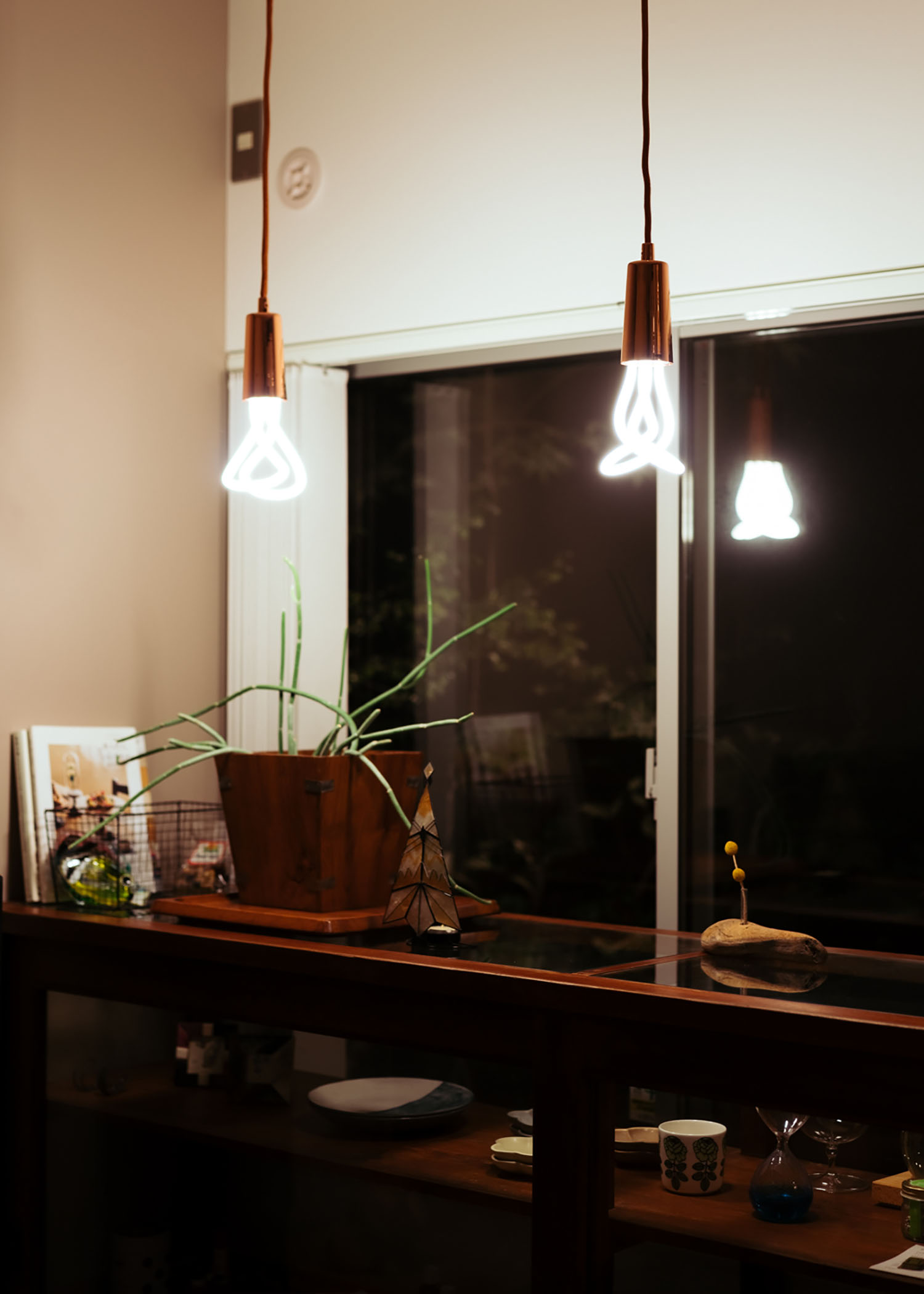 個性的なペンダントライトがある空間・ホビールームのある家 注文住宅・デザイン住宅建築実例_『CASE684 ホビールームのある家』_家具