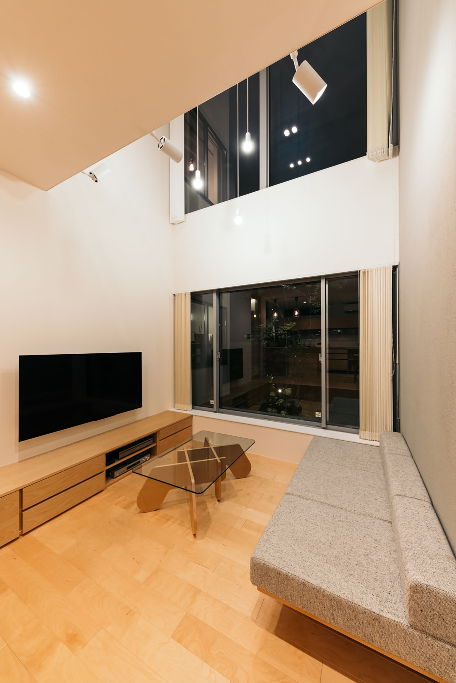 窓際が吹き抜けになっているLDK・ホビールームのある家 注文住宅・デザイン住宅建築実例_『CASE684 ホビールームのある家』_LDK