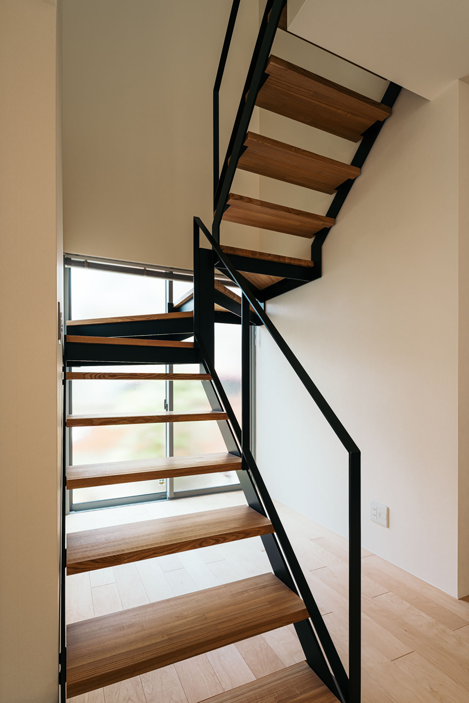 窓から光が入る木製のスケルトン階段・ホビールームのある家 注文住宅・デザイン住宅建築実例_『CASE684 ホビールームのある家』_階段