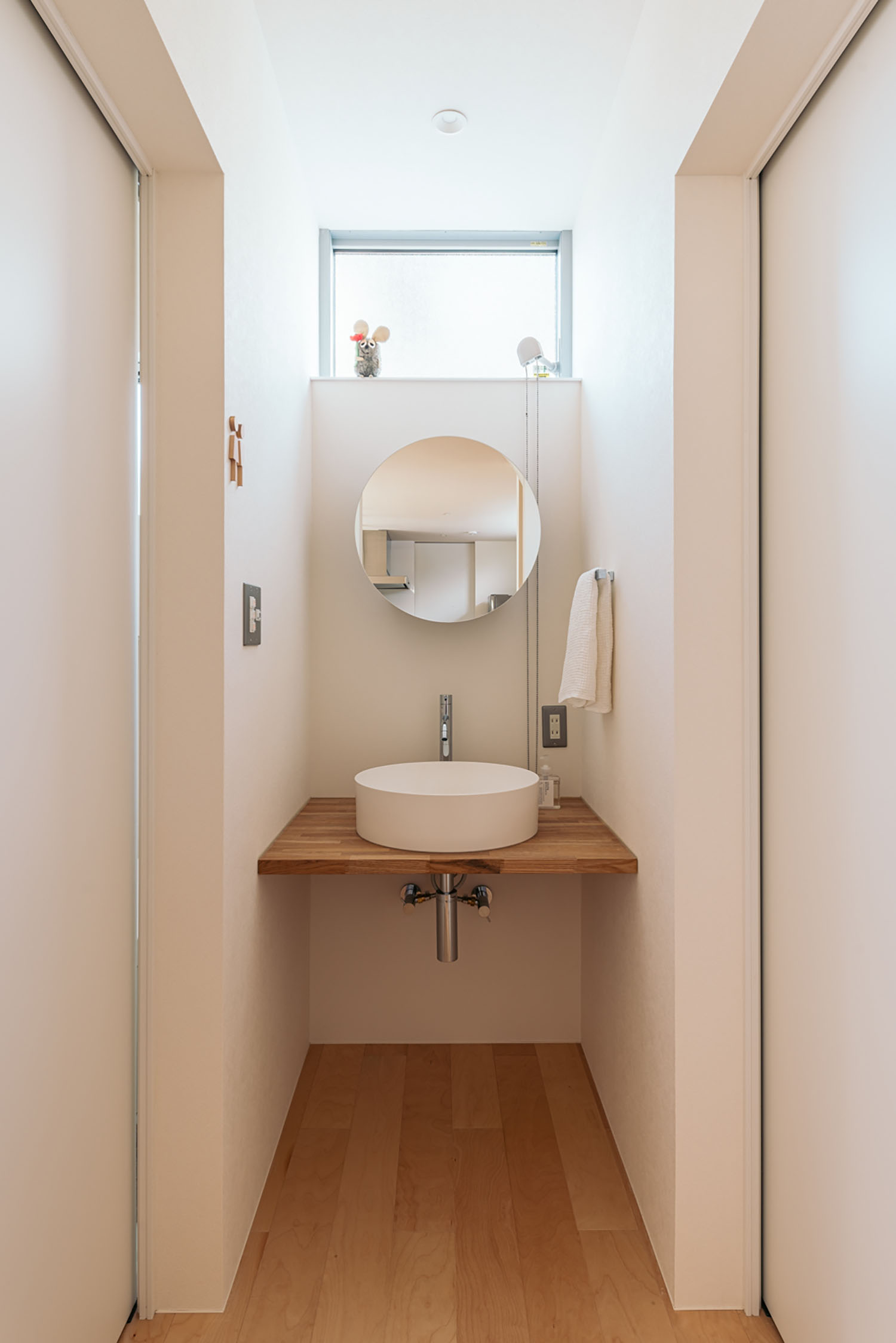 天井付近の窓から光が入る白を基調とした明るい洗面所・ホビールームのある家 注文住宅・デザイン住宅建築実例_『CASE684 ホビールームのある家』_浴室・洗面所