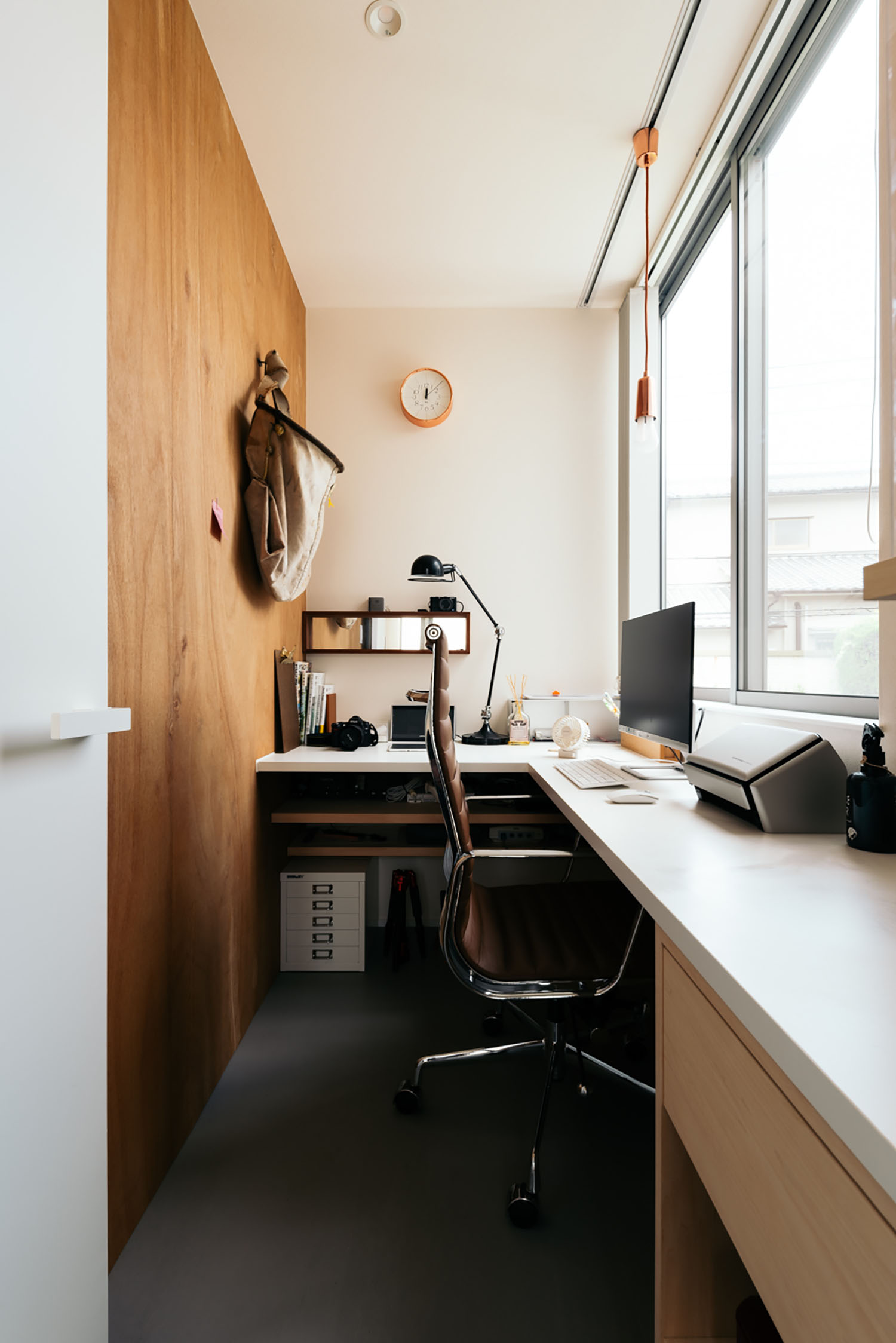 窓に面してデスクが置かれている書斎・ホビールームのある家 注文住宅・デザイン住宅建築実例_『CASE684 ホビールームのある家』_書斎