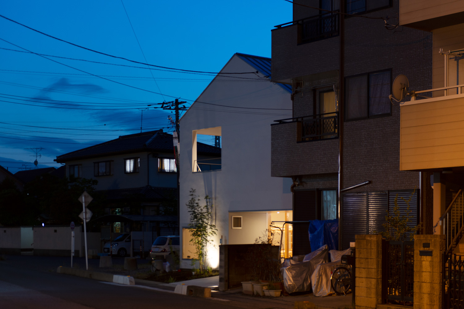 住宅街に建つ、三角屋根でシンボルツリーがある白い外壁の家・デザイン住宅 注文住宅・デザイン住宅建築実例_『CASE605 切妻のsign』_外観