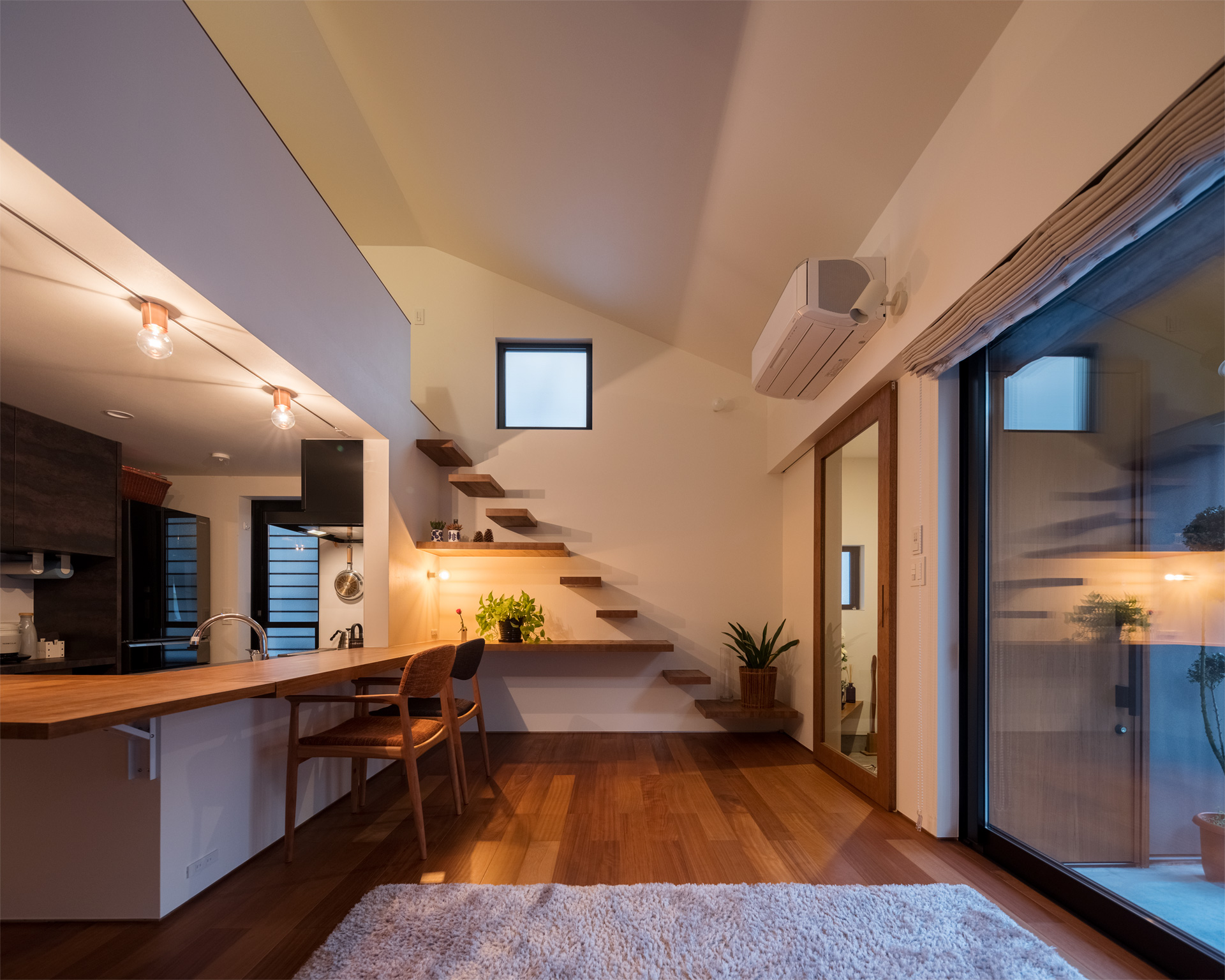 天井と壁に間接照明を取り付けた大開口窓のある吹き抜けのLDK・デザイン住宅 注文住宅・デザイン住宅建築実例_『CASE622 fit』_LDK