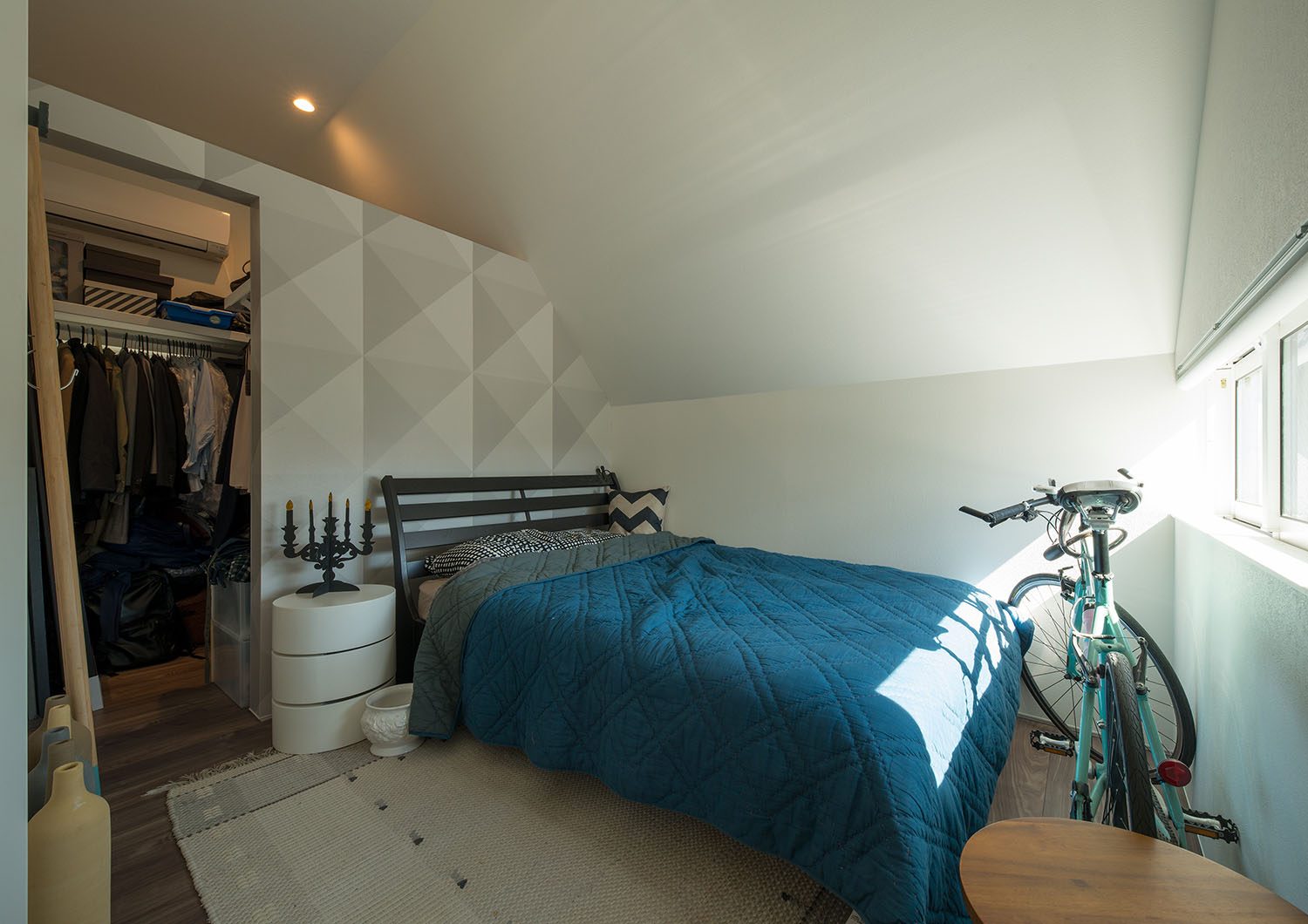 ベッドの前に自転車を置いた、ウォークインクローゼット付きの寝室・デザイン住宅 注文住宅・デザイン住宅建築実例_『CASE536 Preppy』_寝室