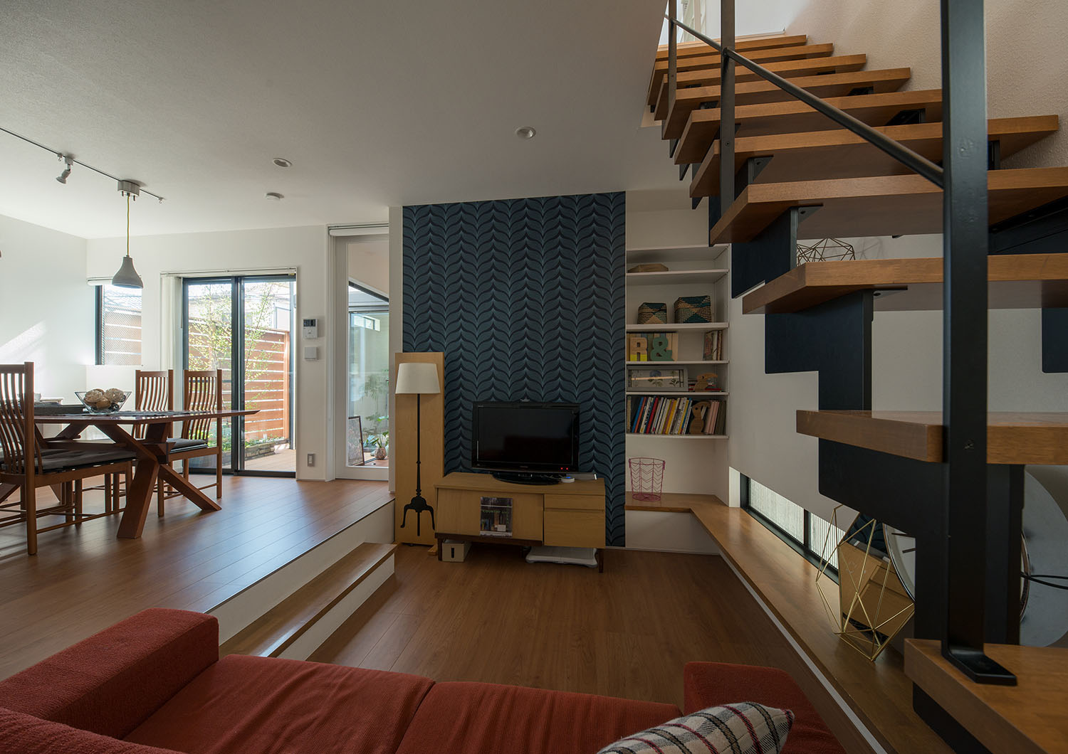 リビングイン階段やアクセントウォールがあるダウンリビングのLDK・デザイン住宅 注文住宅・デザイン住宅建築実例_『CASE536 Preppy』_LDK