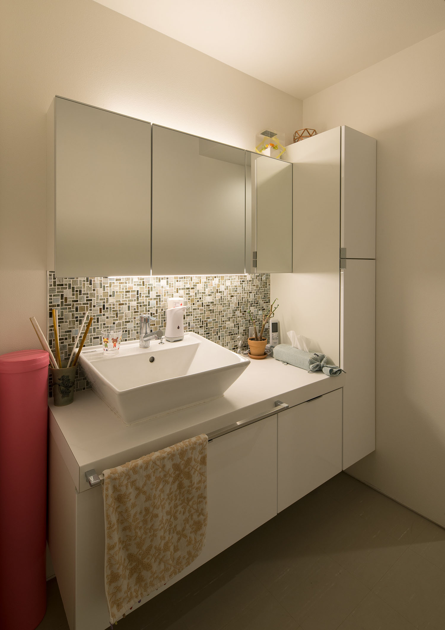 壁にアクセントのタイルを設けた間接照明付きのおしゃれな洗面所・デザイン住宅 注文住宅・デザイン住宅建築実例_『CASE536 Preppy』_浴室・洗面所