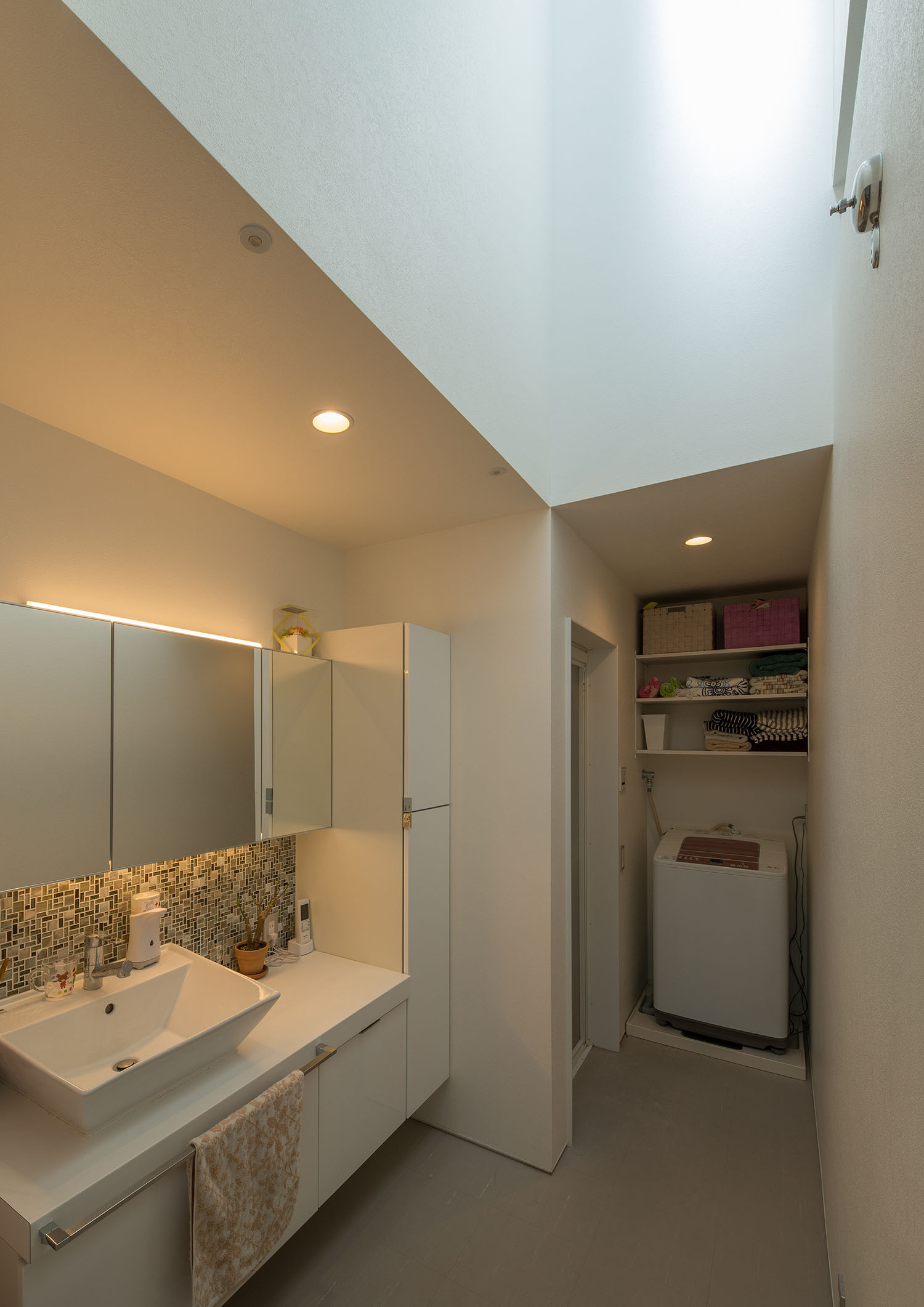 開放感がある吹き抜けの洗面所・デザイン住宅 注文住宅・デザイン住宅建築実例_『CASE536 Preppy』_浴室・洗面所