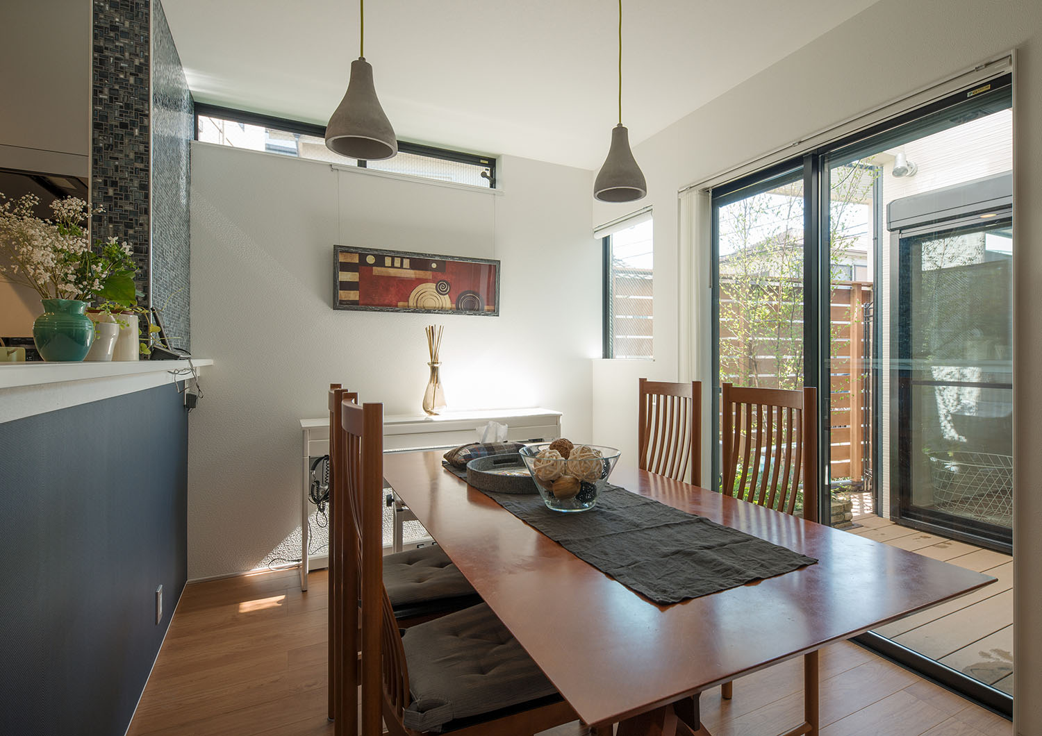 中庭とフラットに繋がる、明るく開放感のあるLDK・デザイン住宅 注文住宅・デザイン住宅建築実例_『CASE536 Preppy』_LDK