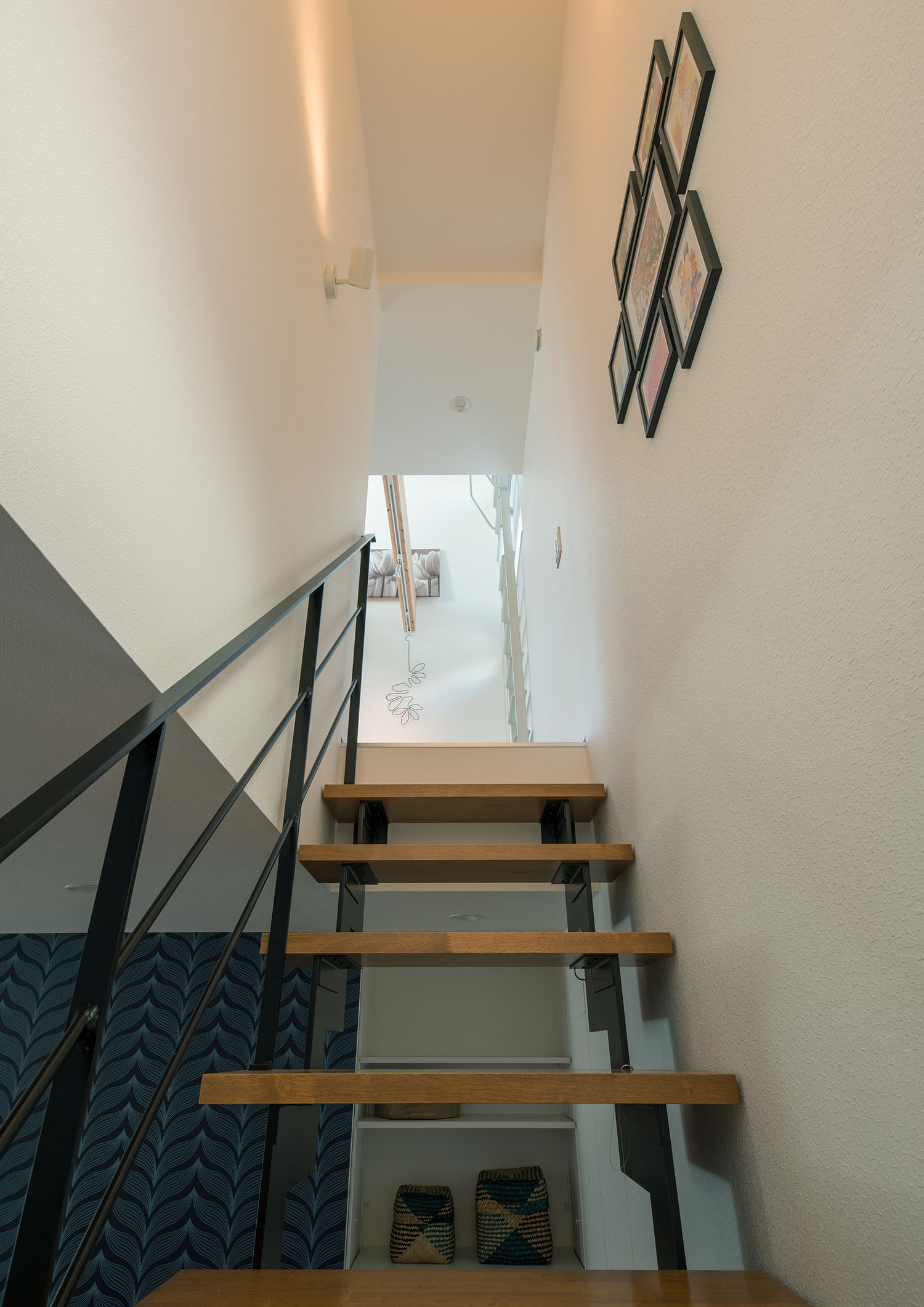 壁にアートを飾ったアイアンの手すり付きのスケルトン階段・デザイン住宅 注文住宅・デザイン住宅建築実例_『CASE536 Preppy』_階段