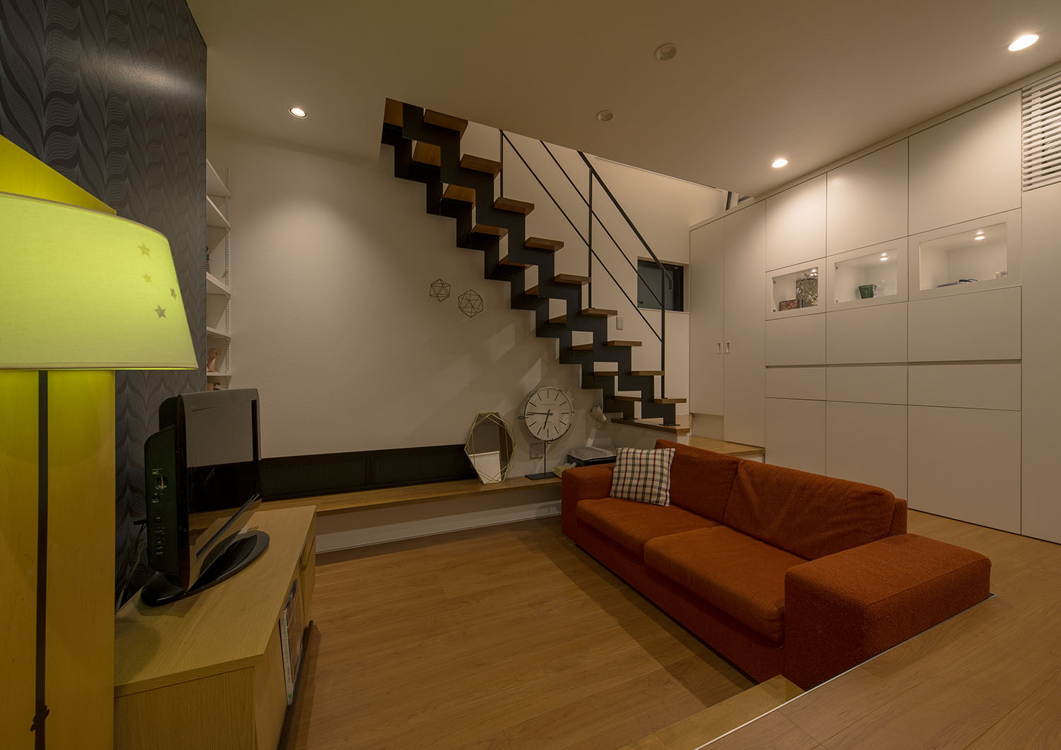 壁面収納やリビングイン階段がある、ダウンライトに照らされたLDK・デザイン住宅 注文住宅・デザイン住宅建築実例_『CASE536 Preppy』_LDK