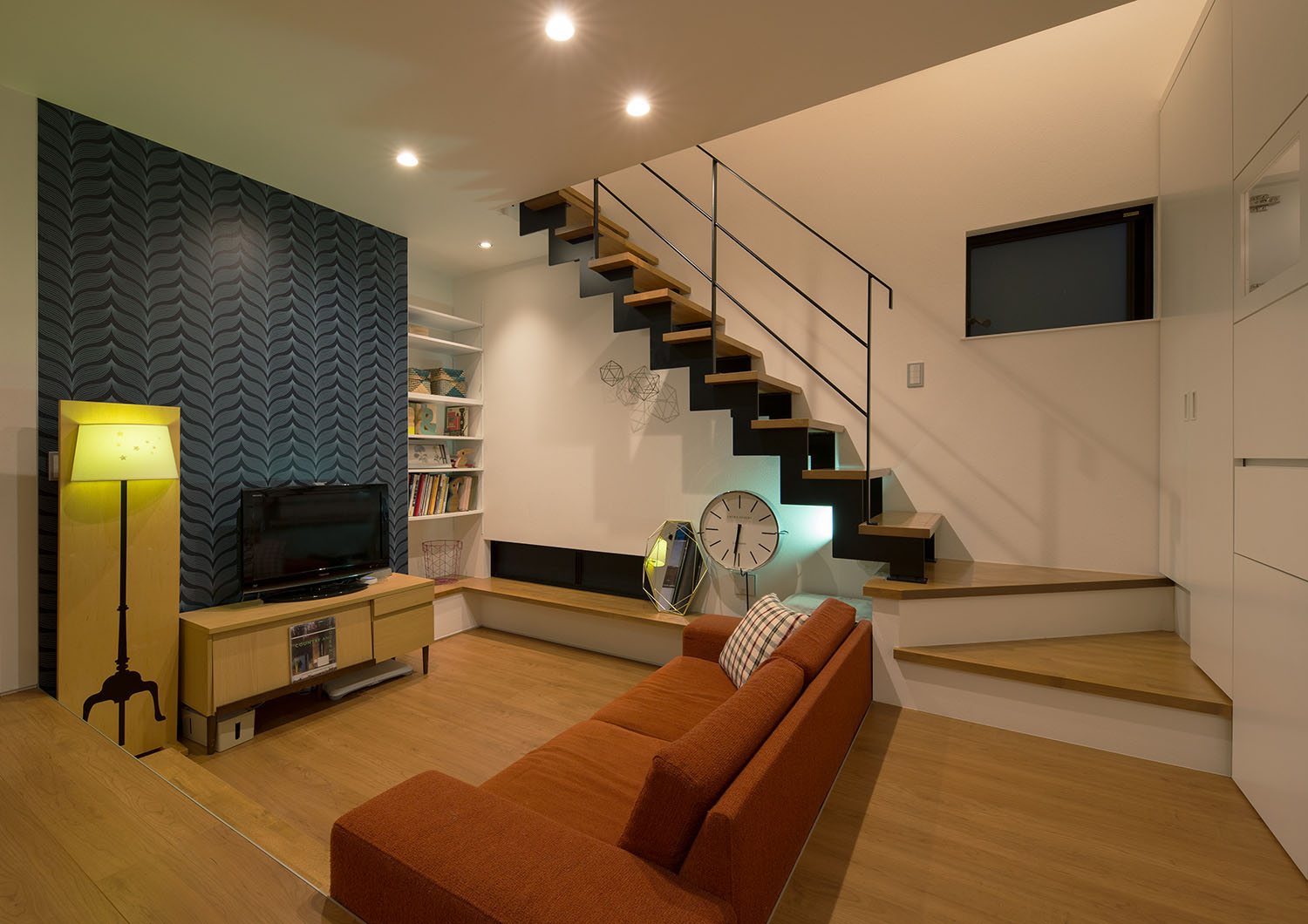 アクセントウォールやインテリアがおしゃれなダウンリビングのLDK・デザイン住宅 注文住宅・デザイン住宅建築実例_『CASE536 Preppy』_LDK