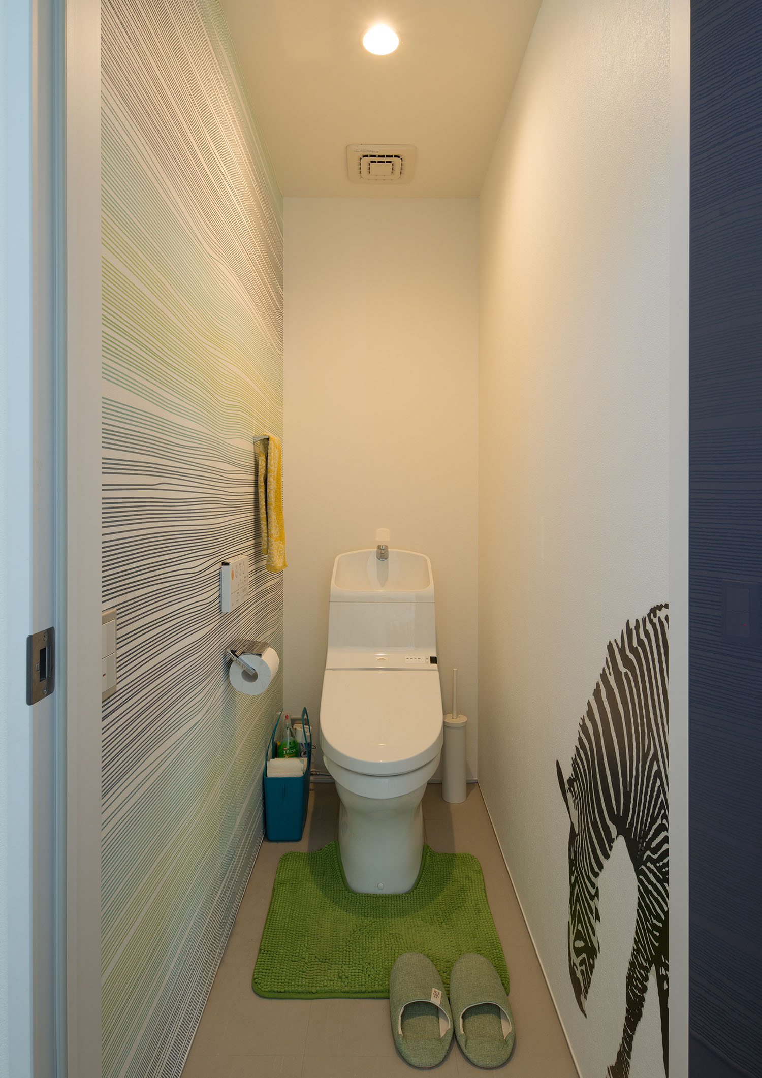 アクセントクロスやウォールステッカーを貼ったおしゃれなトイレ・デザイン住宅 注文住宅・デザイン住宅建築実例_『CASE536 Preppy』_トイレ