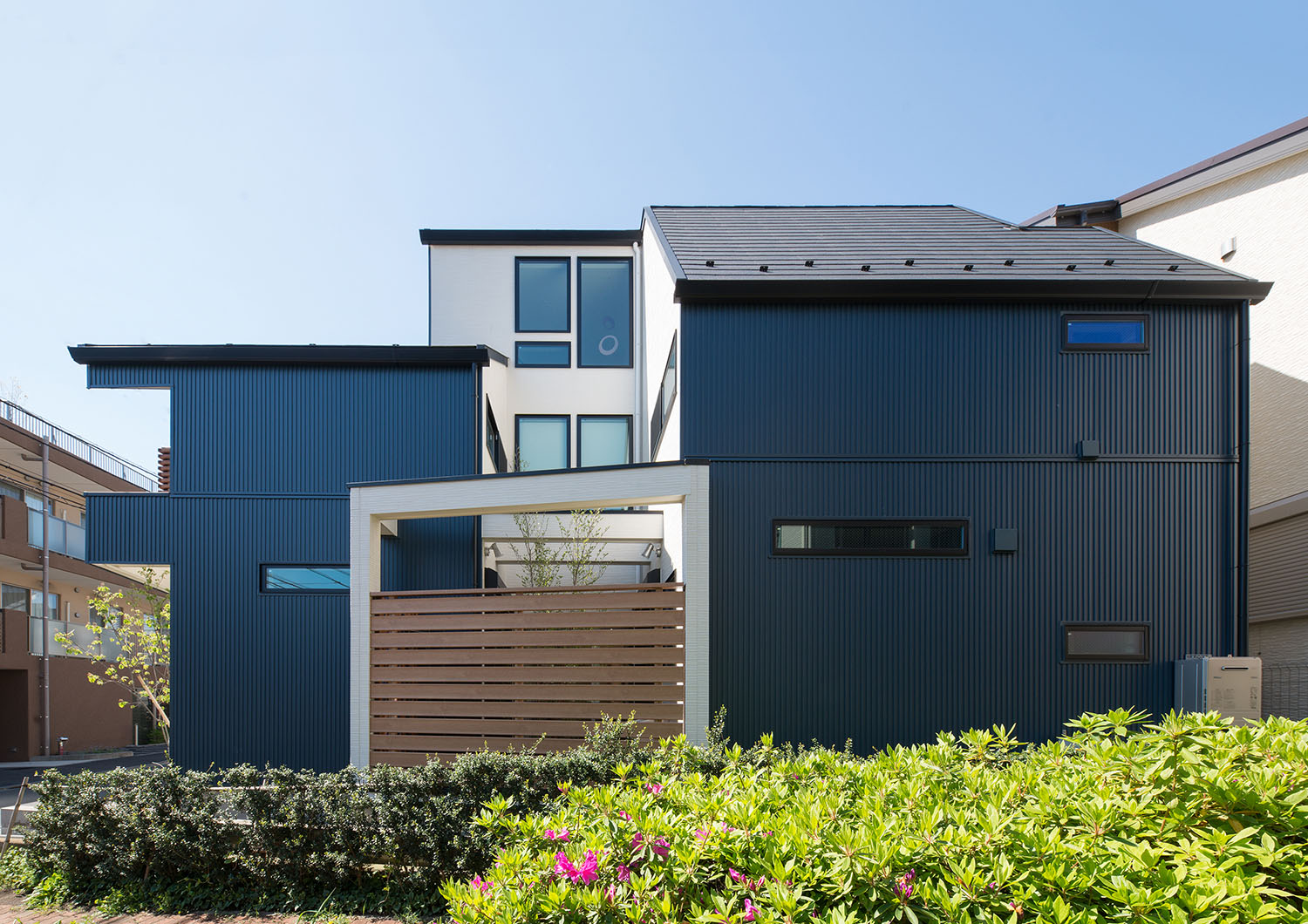 中庭がある、青い外壁のおしゃれな家の外観・デザイン住宅 注文住宅・デザイン住宅建築実例_『CASE536 Preppy』_外観