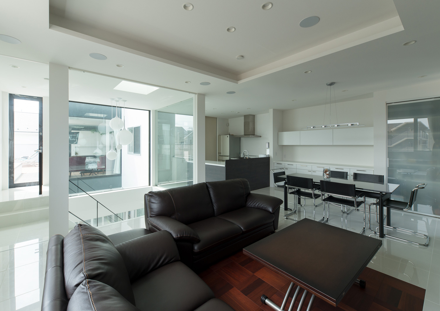 階段部分が吹き抜けになった折り上げ天井のLDK・デザイン住宅 注文住宅・デザイン住宅建築実例_『CASE593 CAMP』_LDK