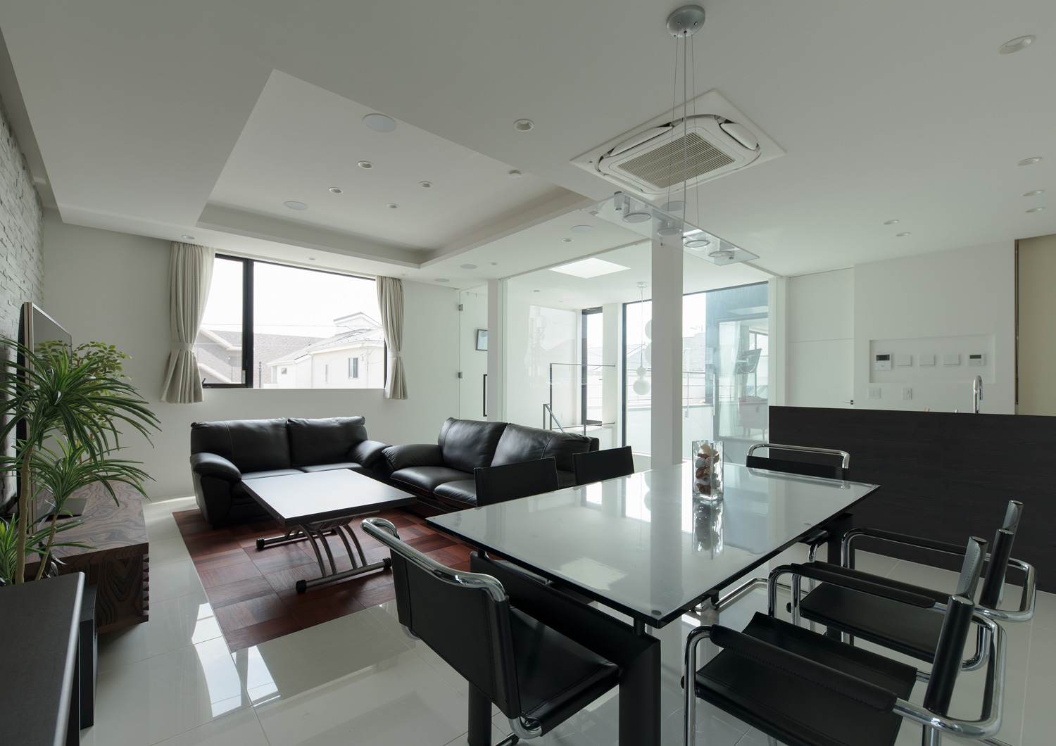 吹き抜け部分がガラス壁で囲まれた折り上げ天井のLDK・デザイン住宅 注文住宅・デザイン住宅建築実例_『CASE593 CAMP』_LDK