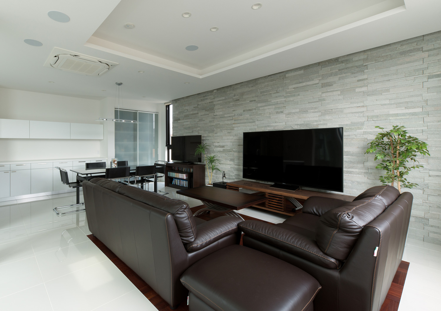 革のソファーが置かれたタイルのアクセントウォールがある折り上げ天井のLDK・デザイン住宅 注文住宅・デザイン住宅建築実例_『CASE593 CAMP』_LDK