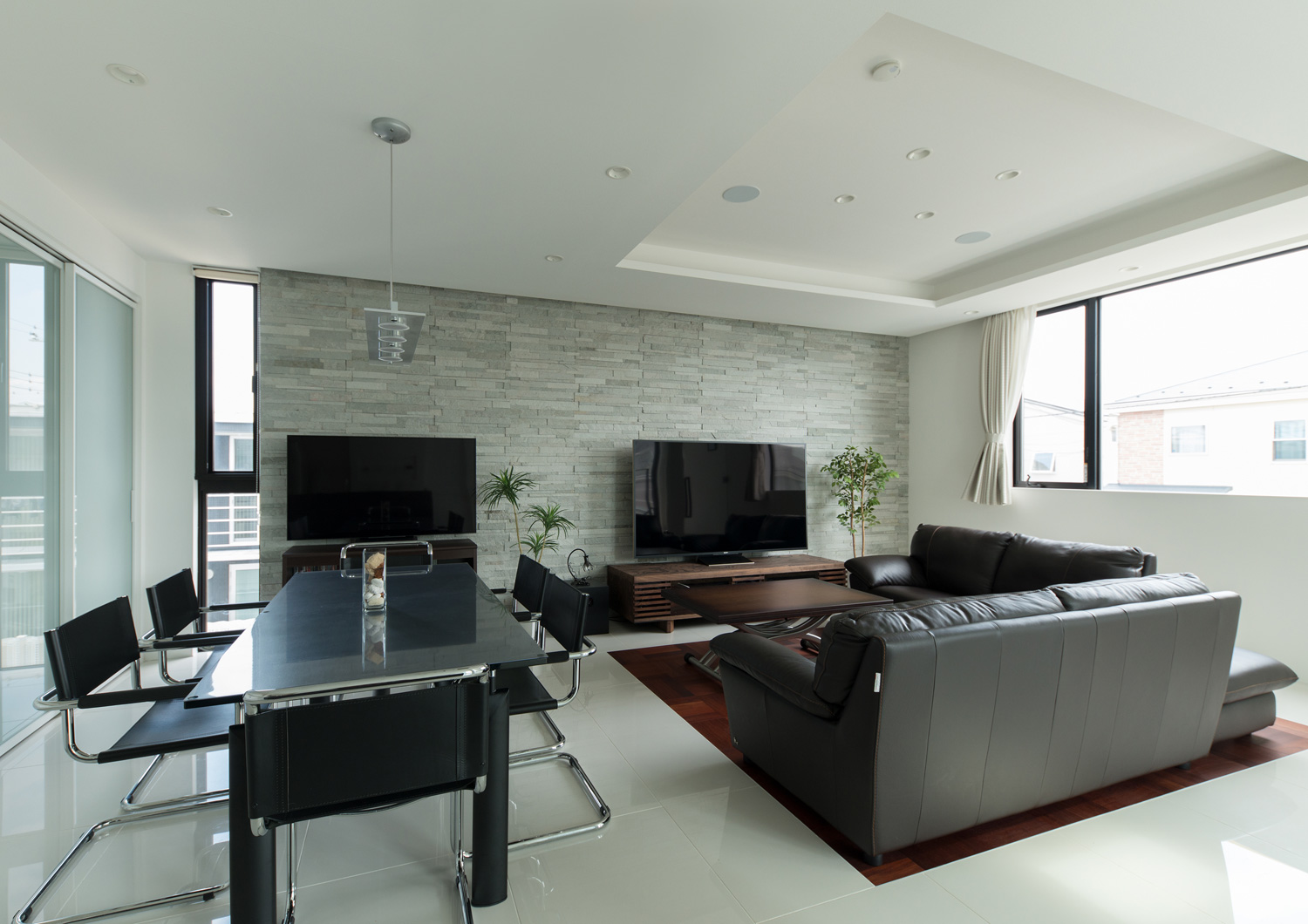 タイルのアクセントウォールがある折り上げ天井のLDK・デザイン住宅 注文住宅・デザイン住宅建築実例_『CASE593 CAMP』_LDK