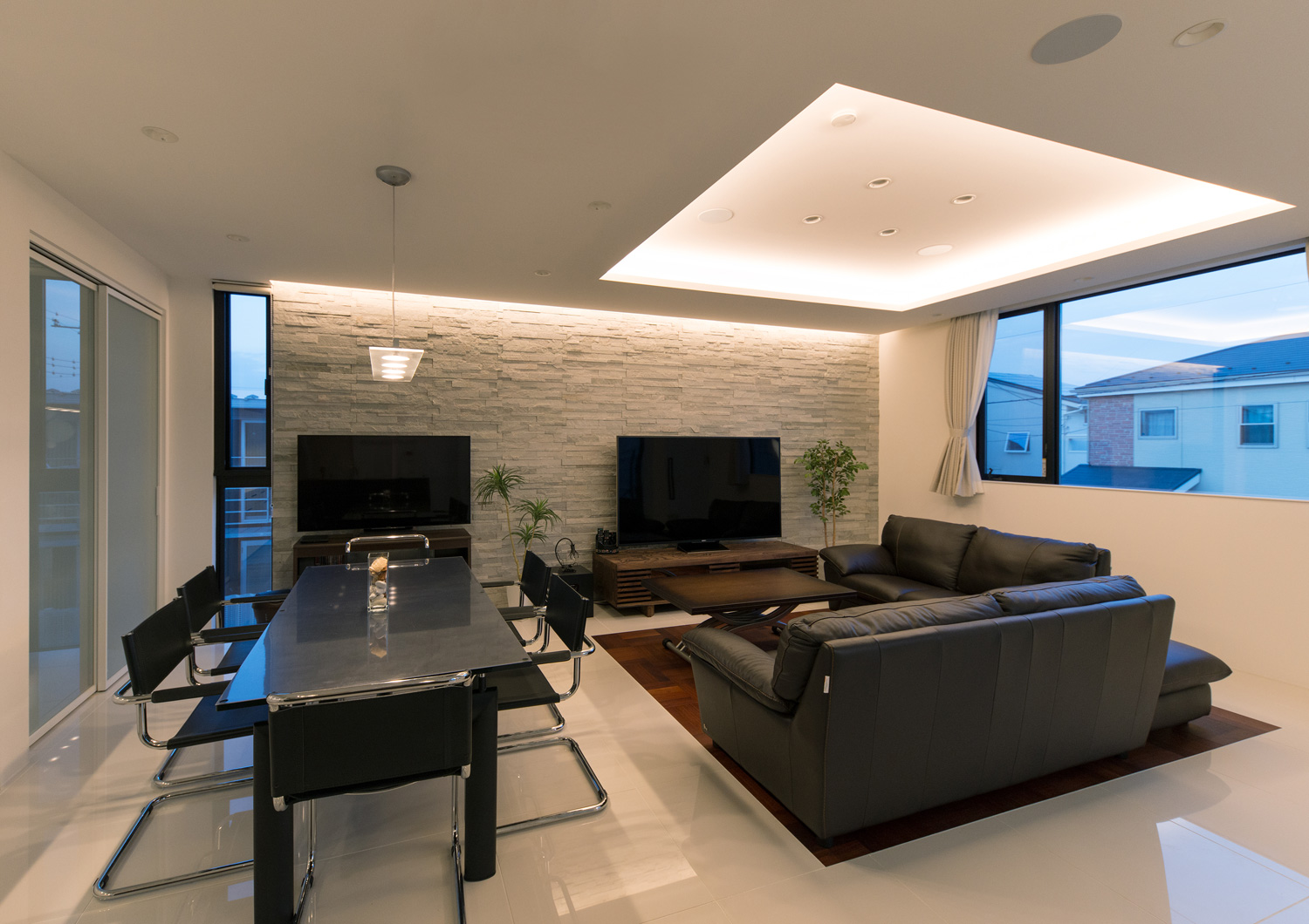 アクセントウォールの壁際や折り上げ天井に間接照明を取り付けたLDK・デザイン住宅 注文住宅・デザイン住宅建築実例_『CASE593 CAMP』_LDK