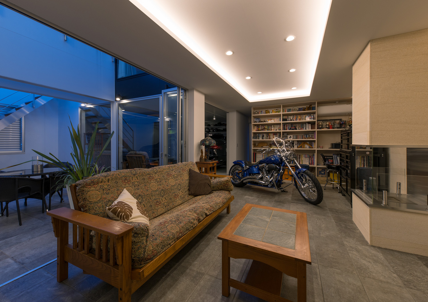 折り上げ天井に間接照明を取り付けた中庭に面した部屋・デザイン住宅 注文住宅・デザイン住宅建築実例_『CASE593 CAMP』_趣味部屋