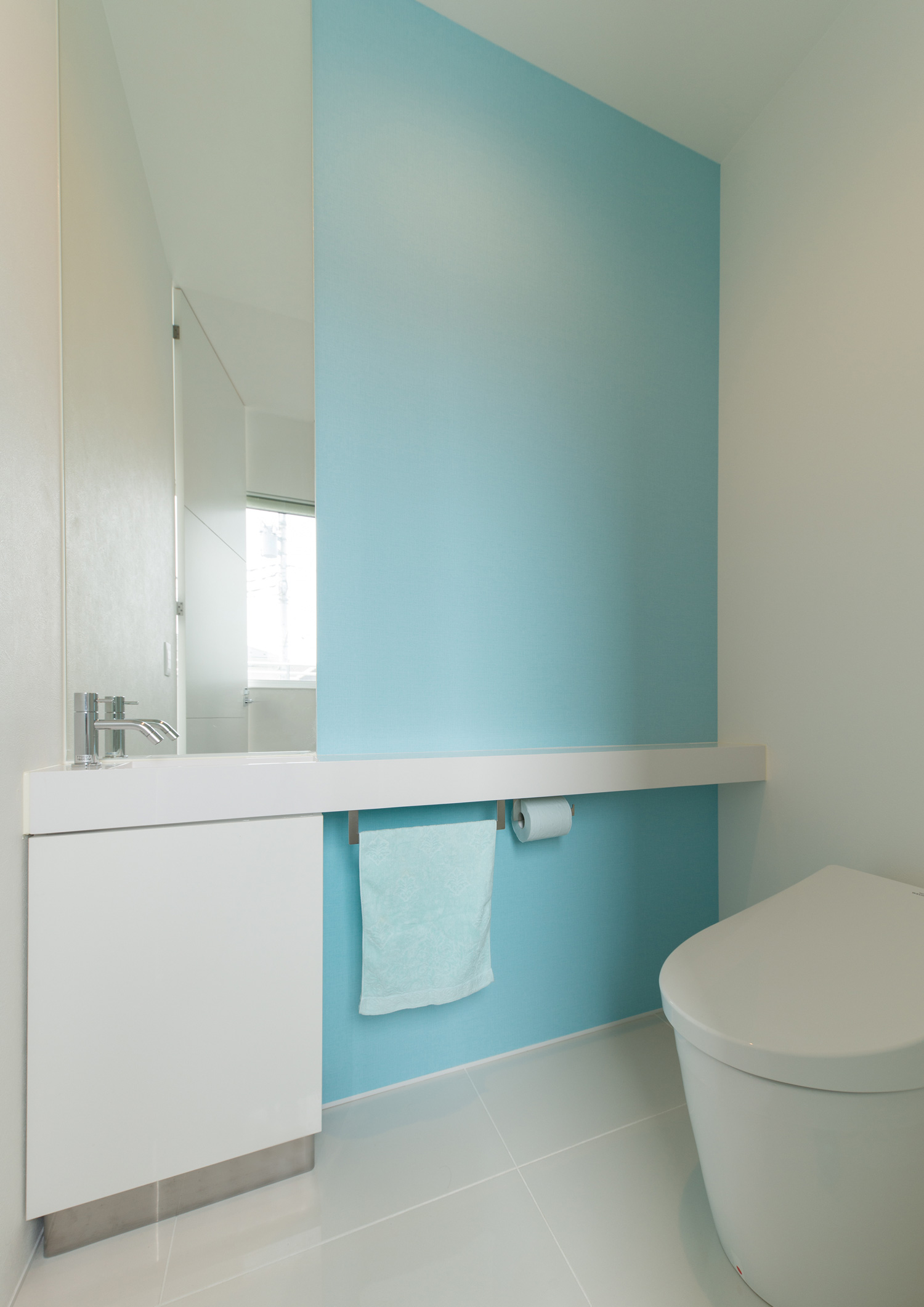 青いアクセントクロスがある薄型手洗い付きのトイレ・デザイン住宅 注文住宅・デザイン住宅建築実例_『CASE593 CAMP』_トイレ