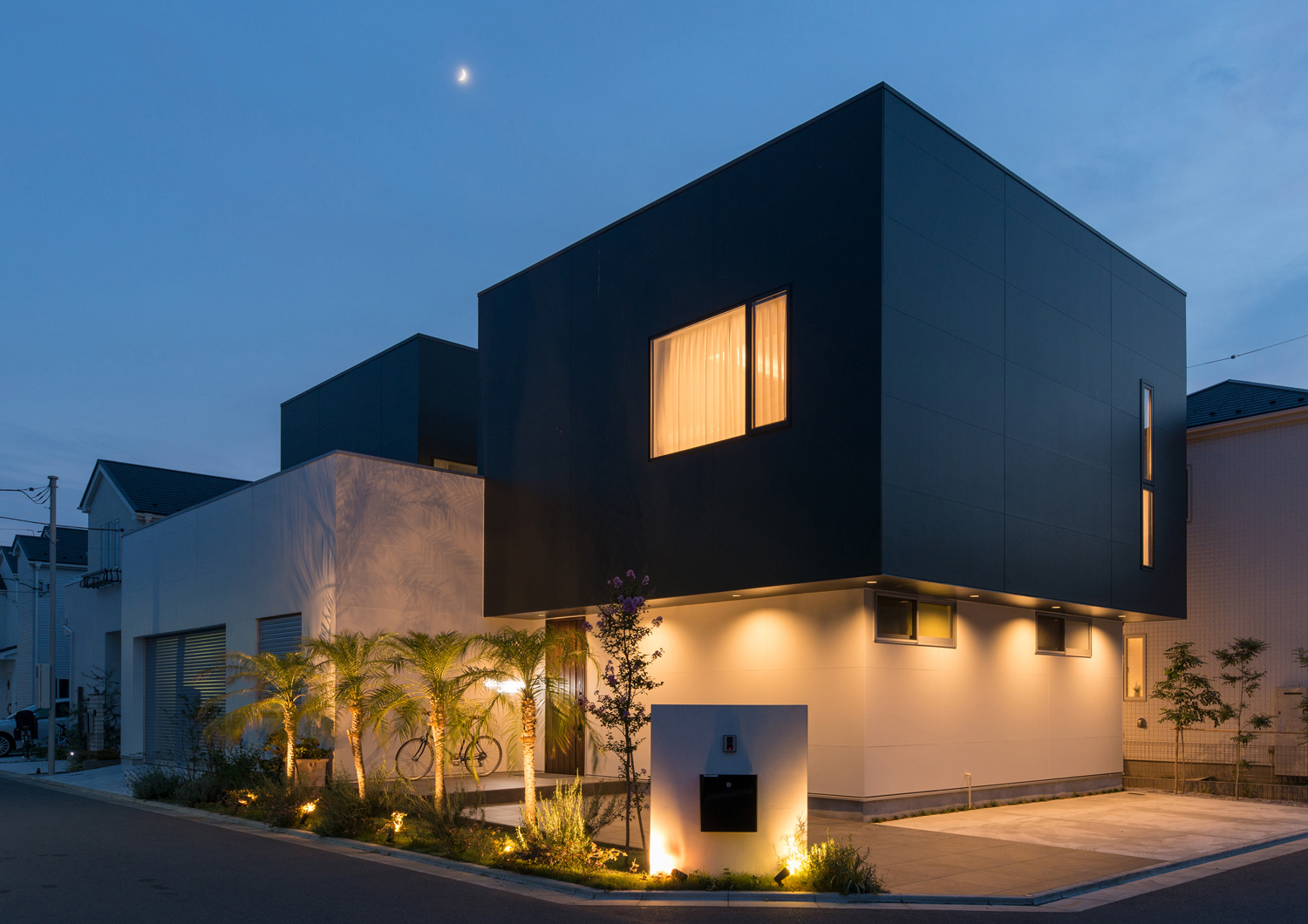 軒天井の照明や植栽を照らす照明があるスクエアな外観の家・デザイン住宅 注文住宅・デザイン住宅建築実例_『CASE593 CAMP』_外観